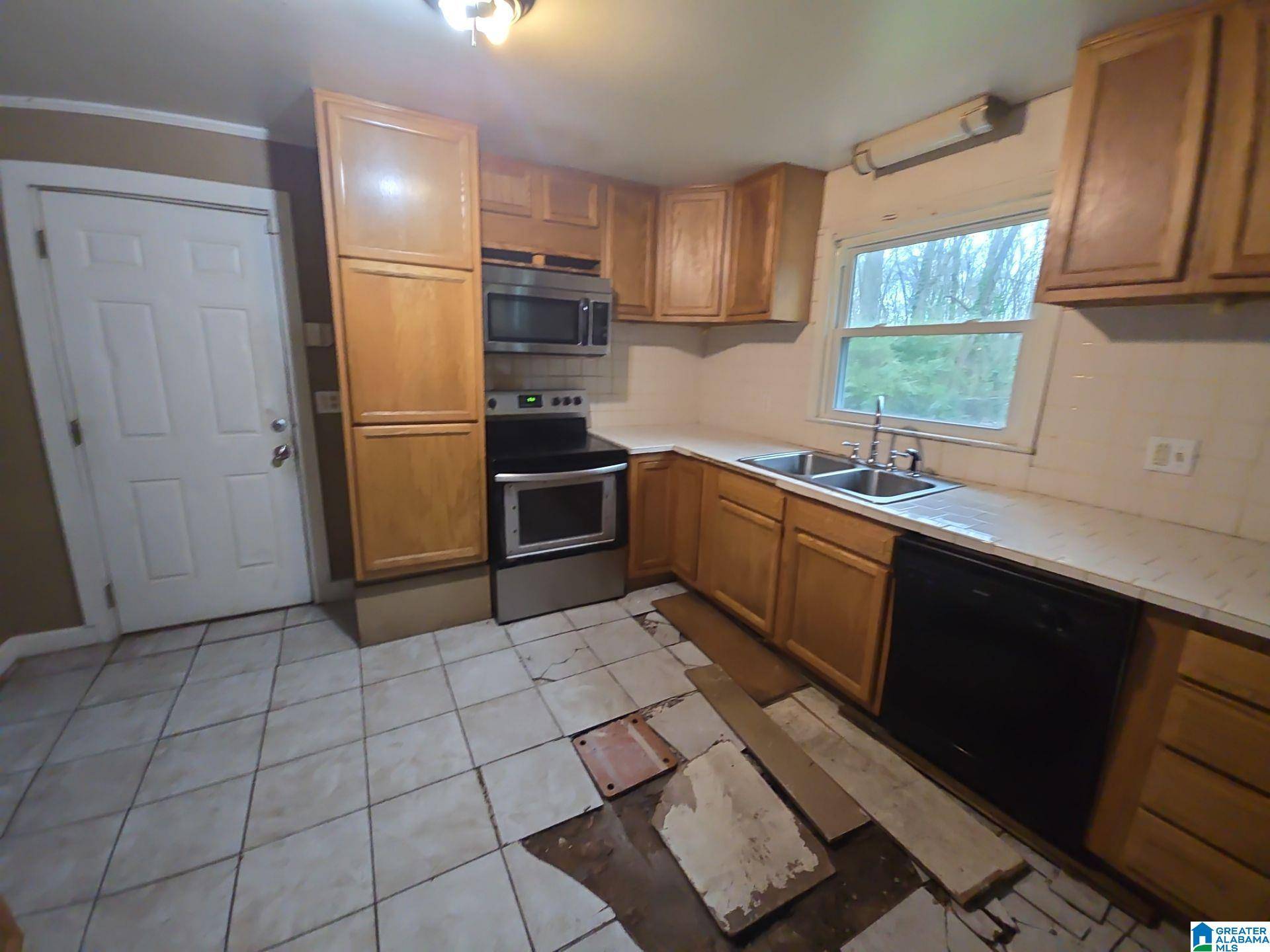 Bessemer, AL 35020,201 W LAKE DRIVE