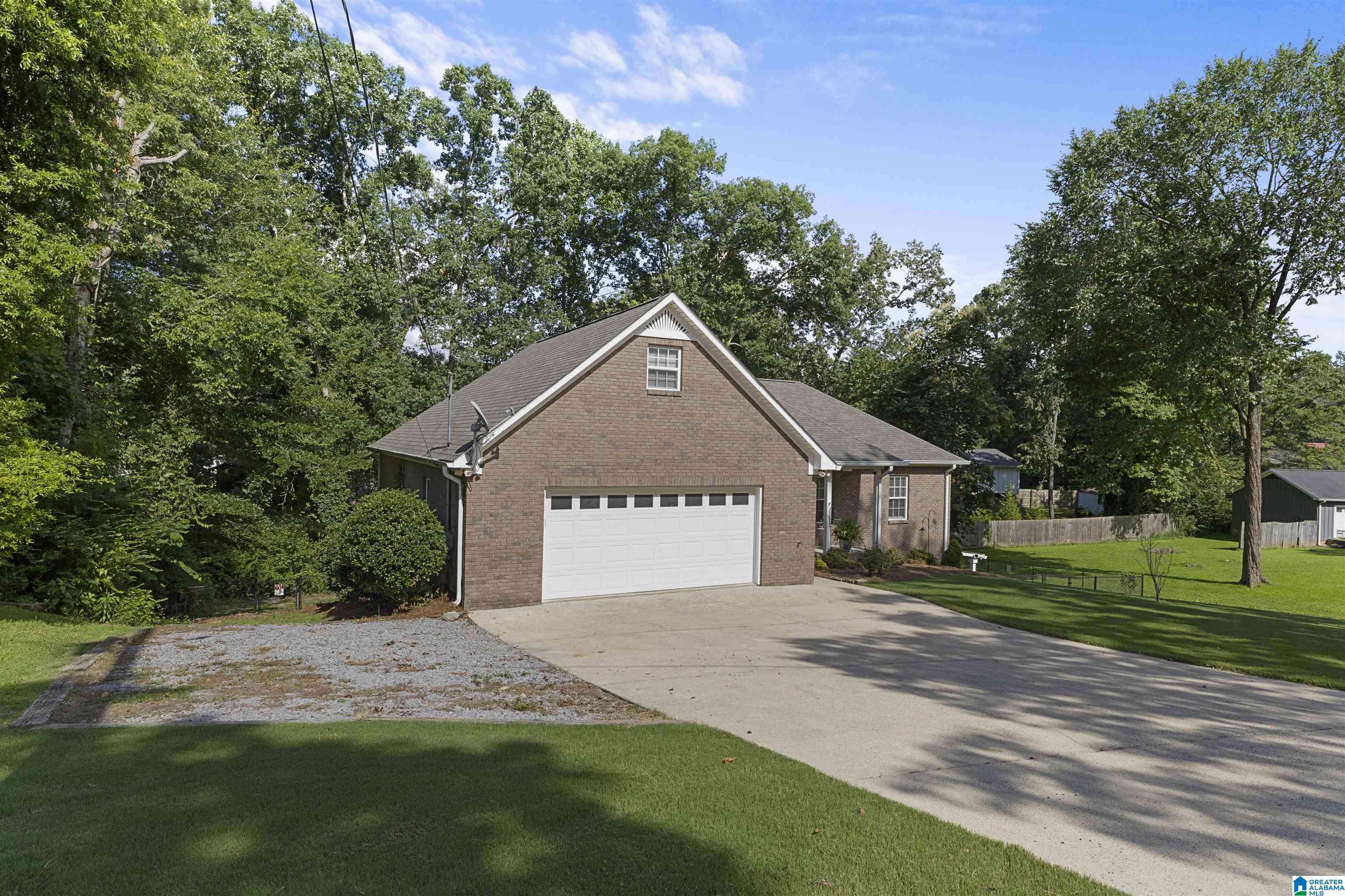 Oneonta, AL 35121,907 SPRUCE ROAD