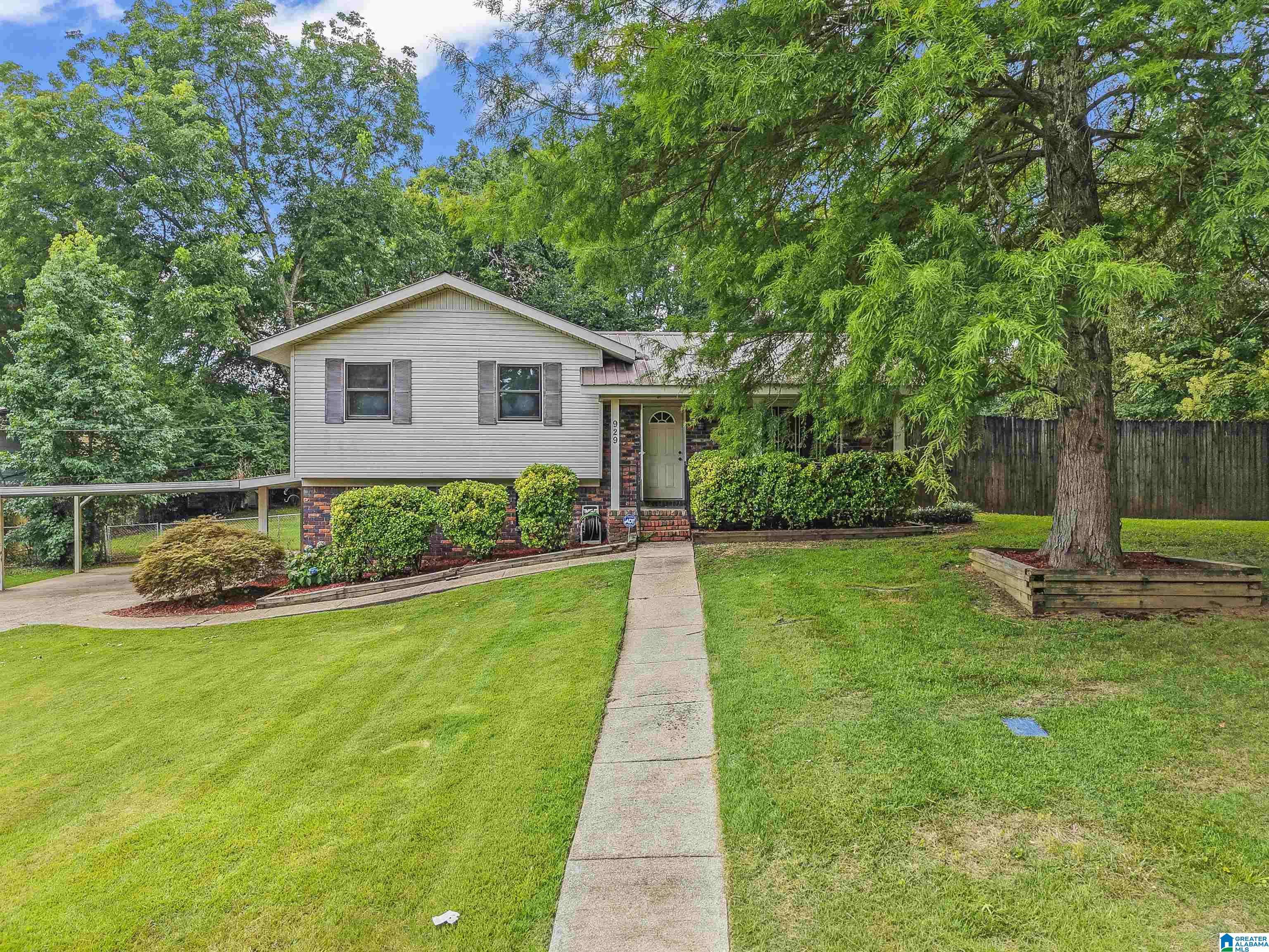 Adamsville, AL 35005,929 CRESTVIEW LANE