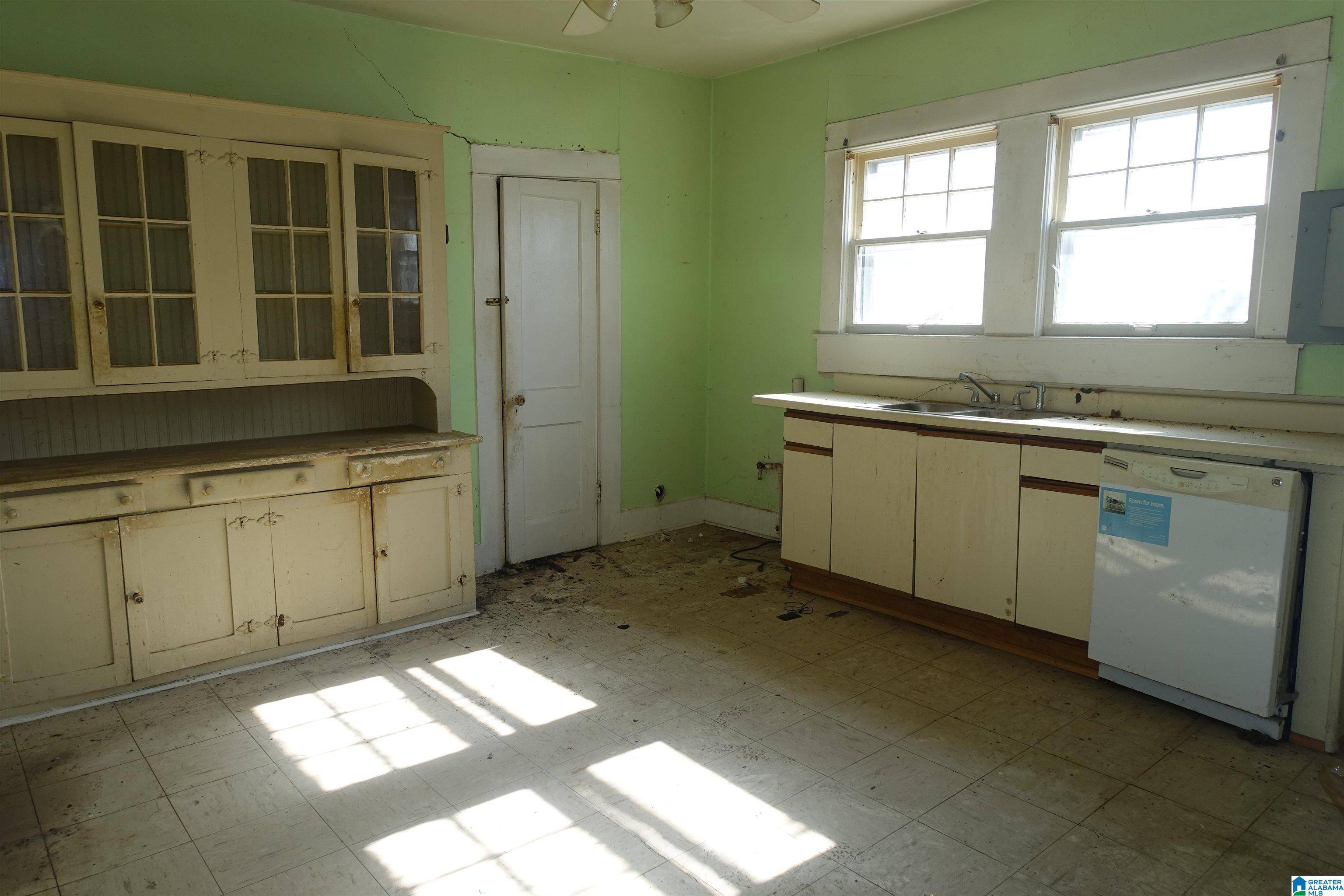 Birmingham, AL 35211,537 17TH STREET SW