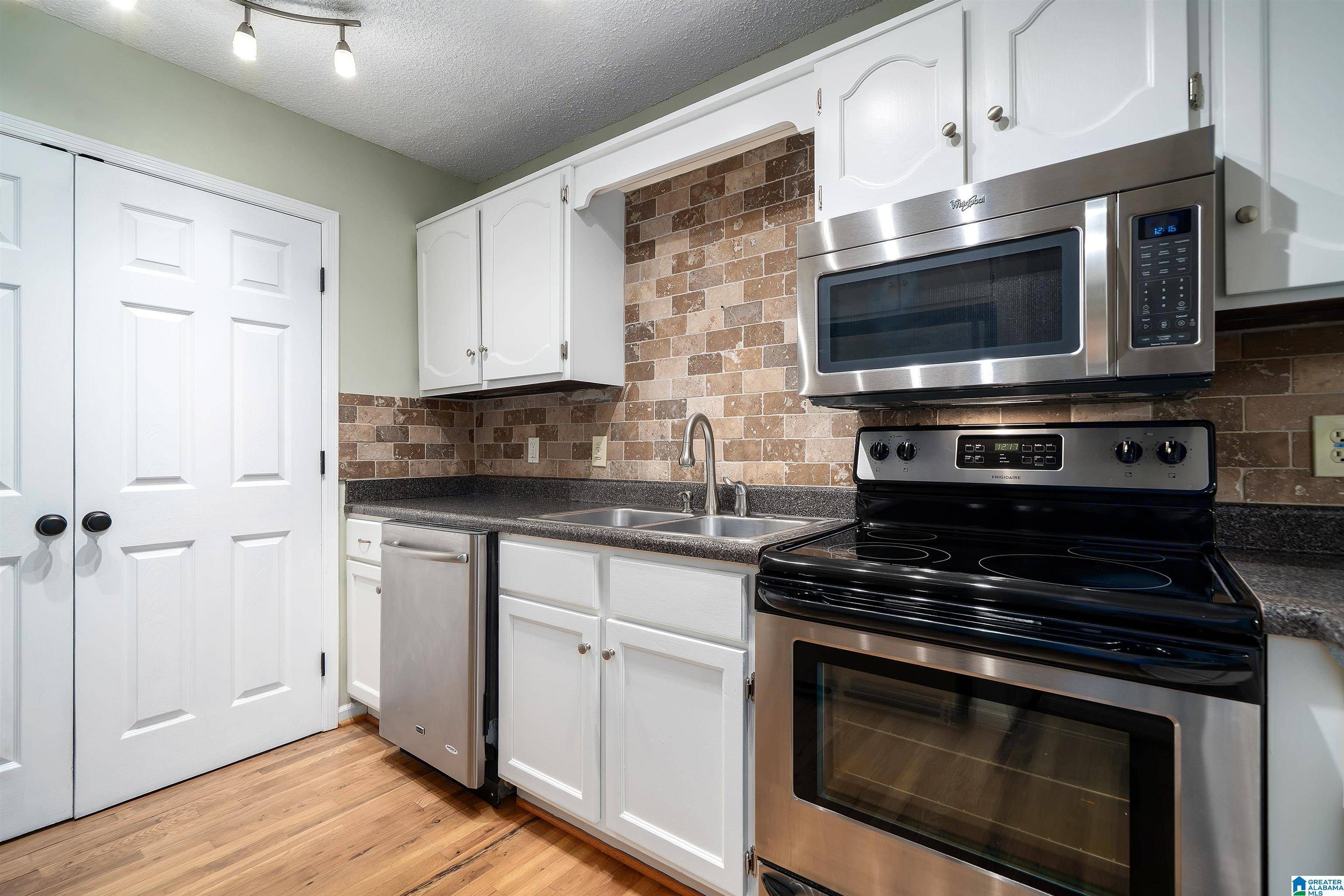 Vestavia Hills, AL 35243,140 WEST GREEN #140