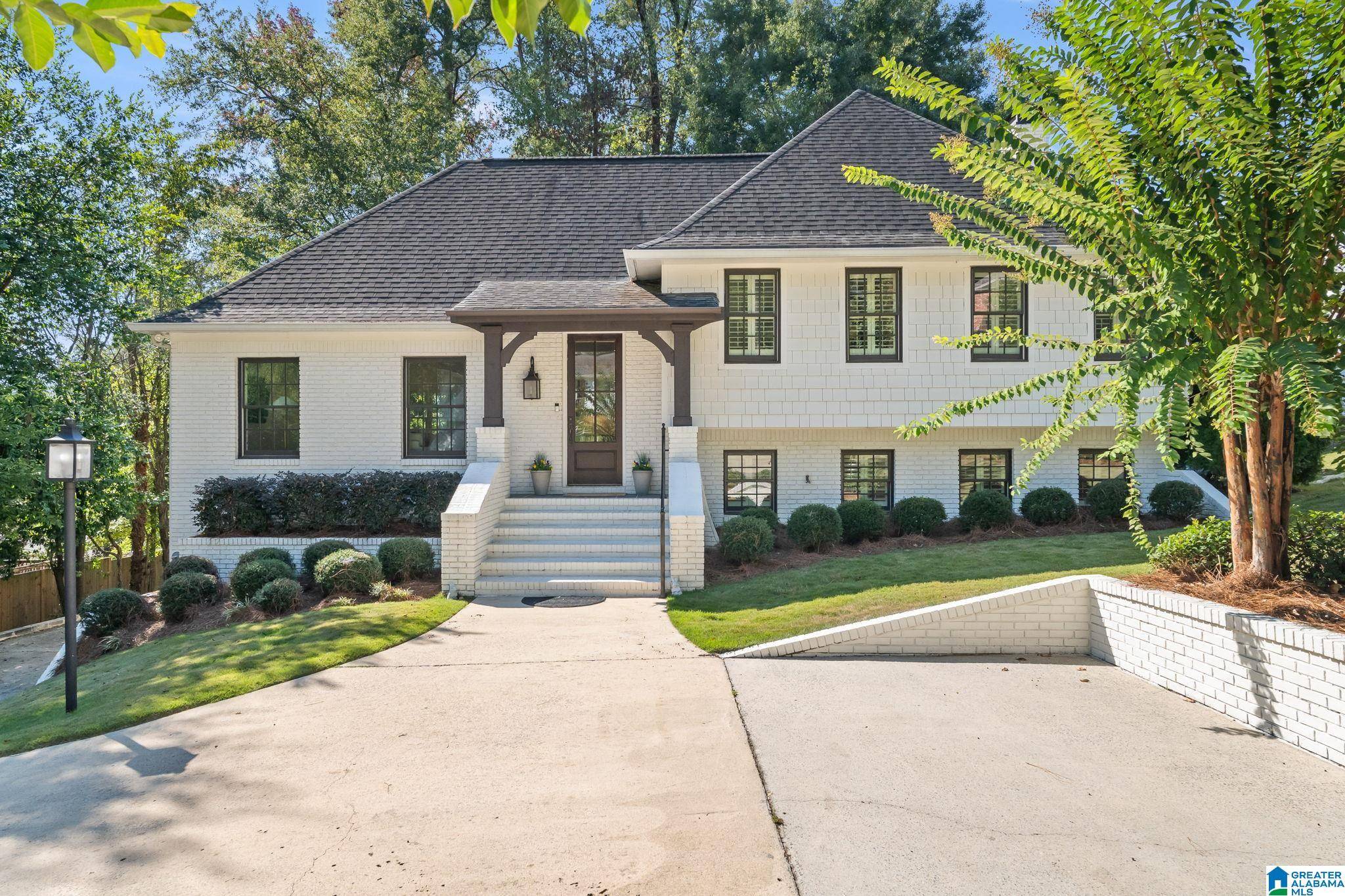 Mountain Brook, AL 35213,112 HERITAGE CIRCLE