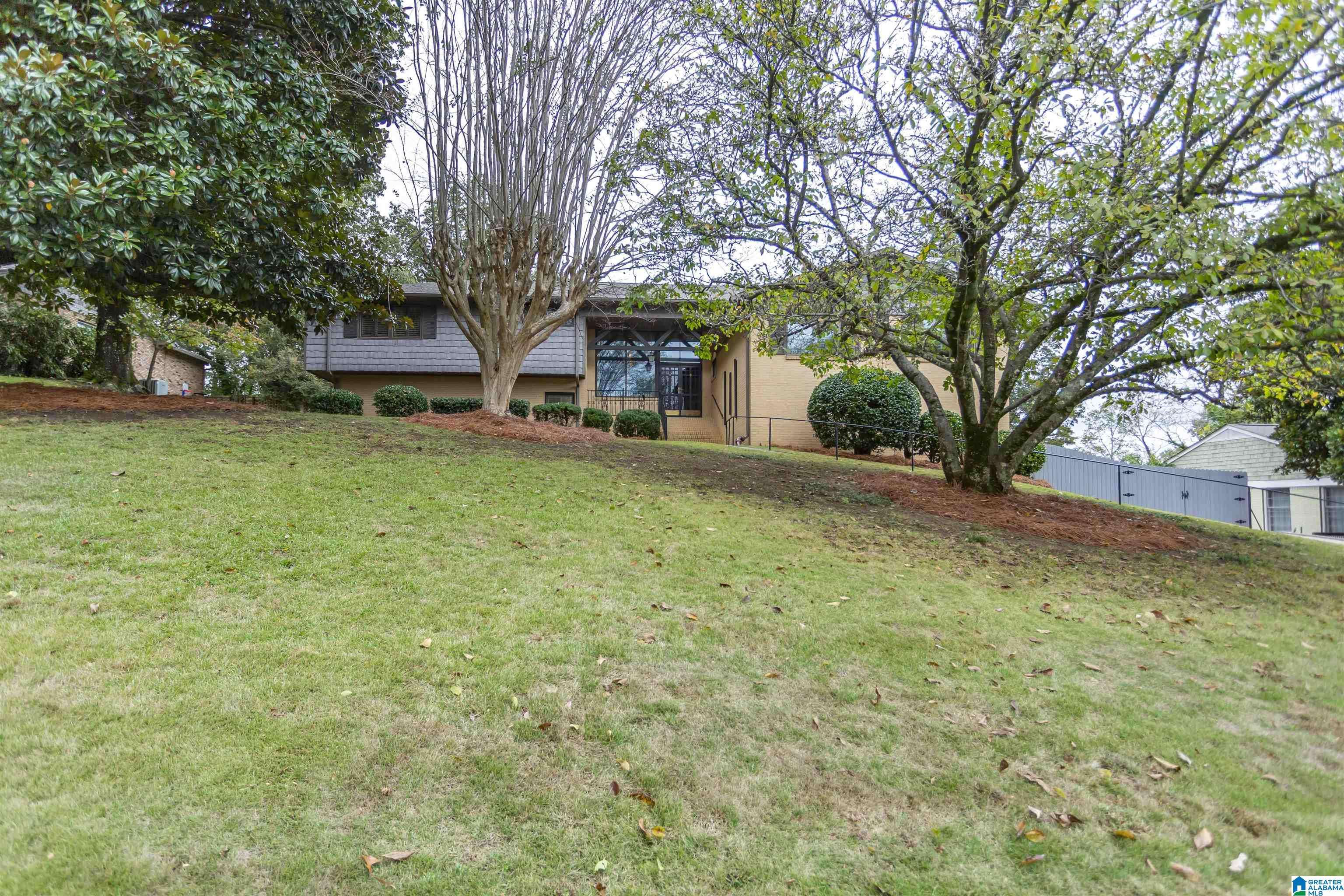 Vestavia Hills, AL 35216,2220 VESTHAVEN WAY E