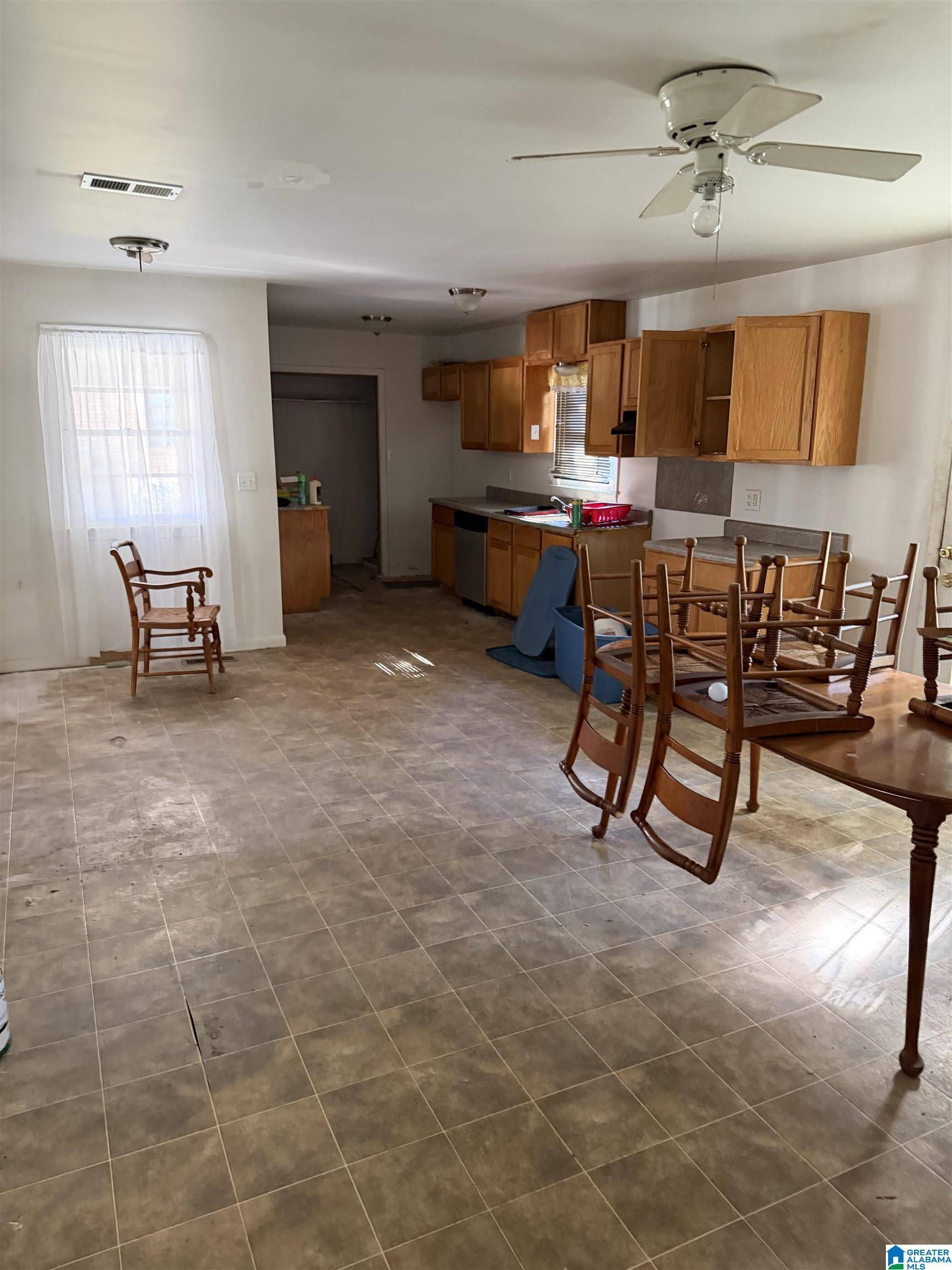 Birmingham, AL 35215,852 TWIN LAKE DRIVE NE