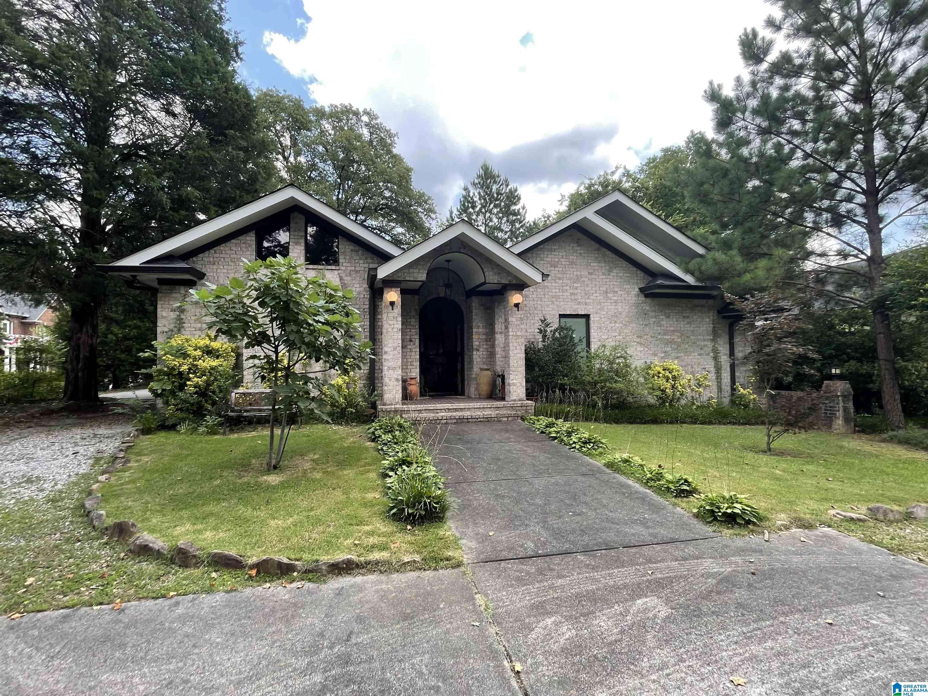 Vestavia Hills, AL 35216,901 OAKLAWN DRIVE