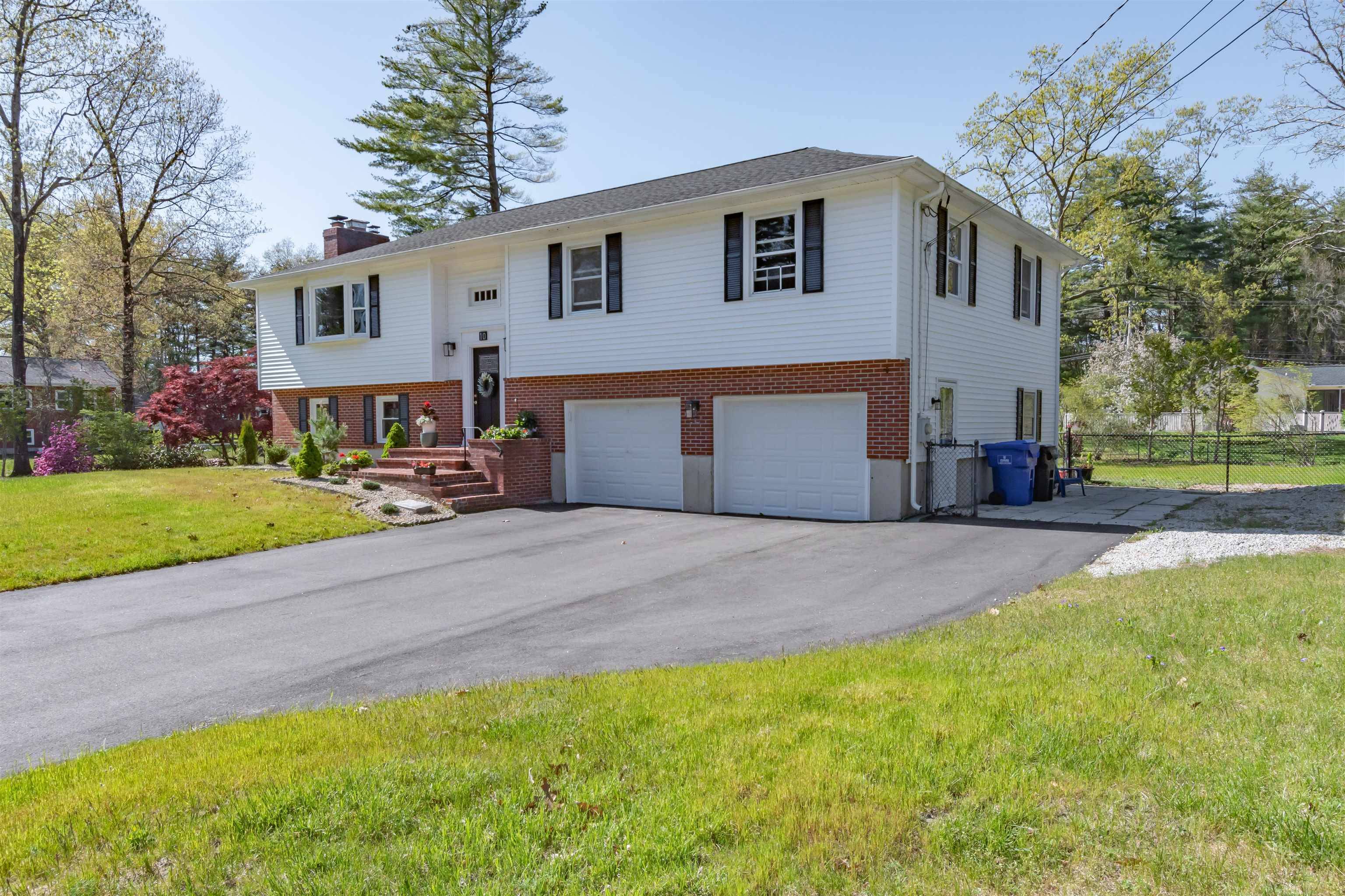 Hudson, NH 03051,10 Meadowlark DR