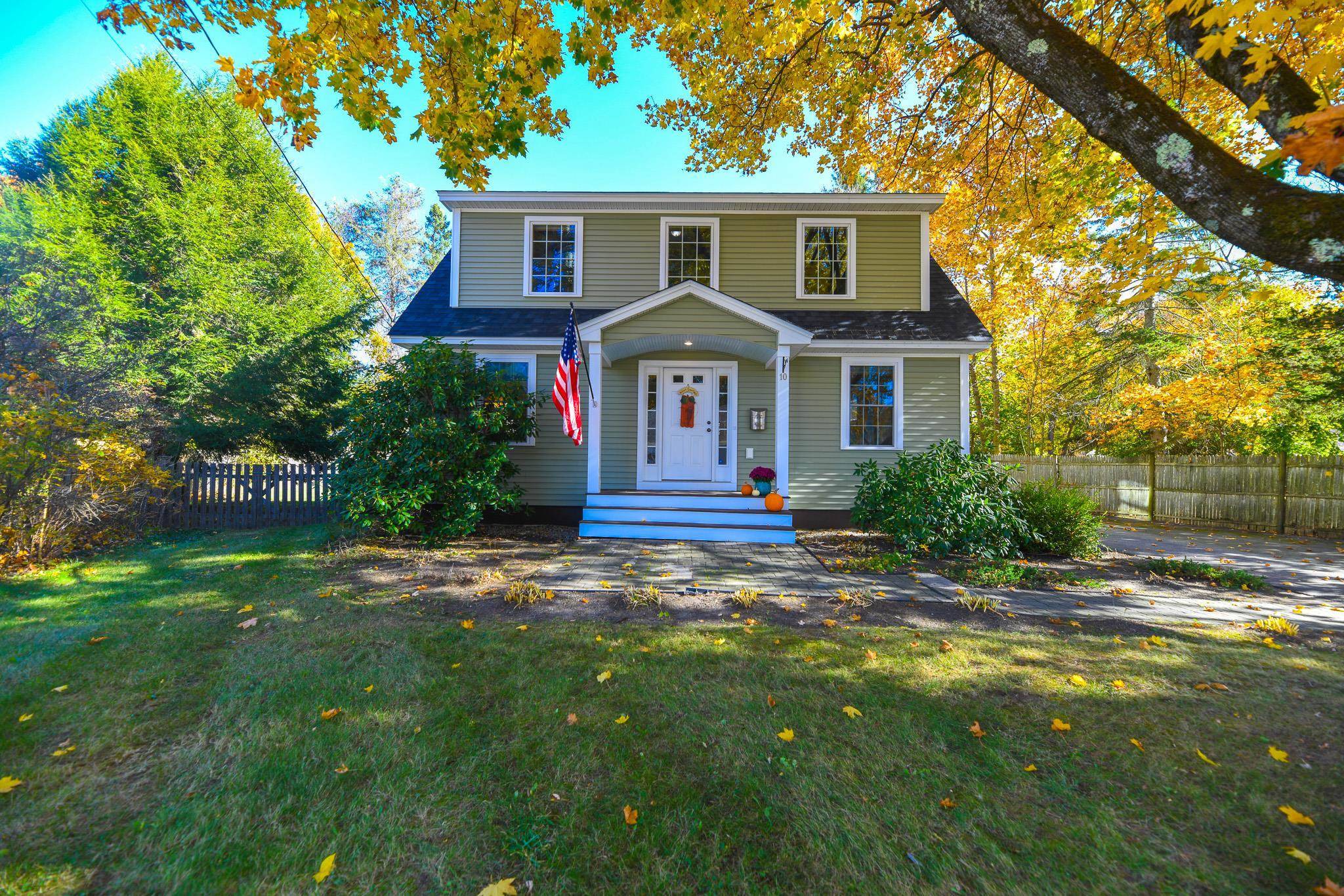 Newmarket, NH 03857,10 Maplecrest ST