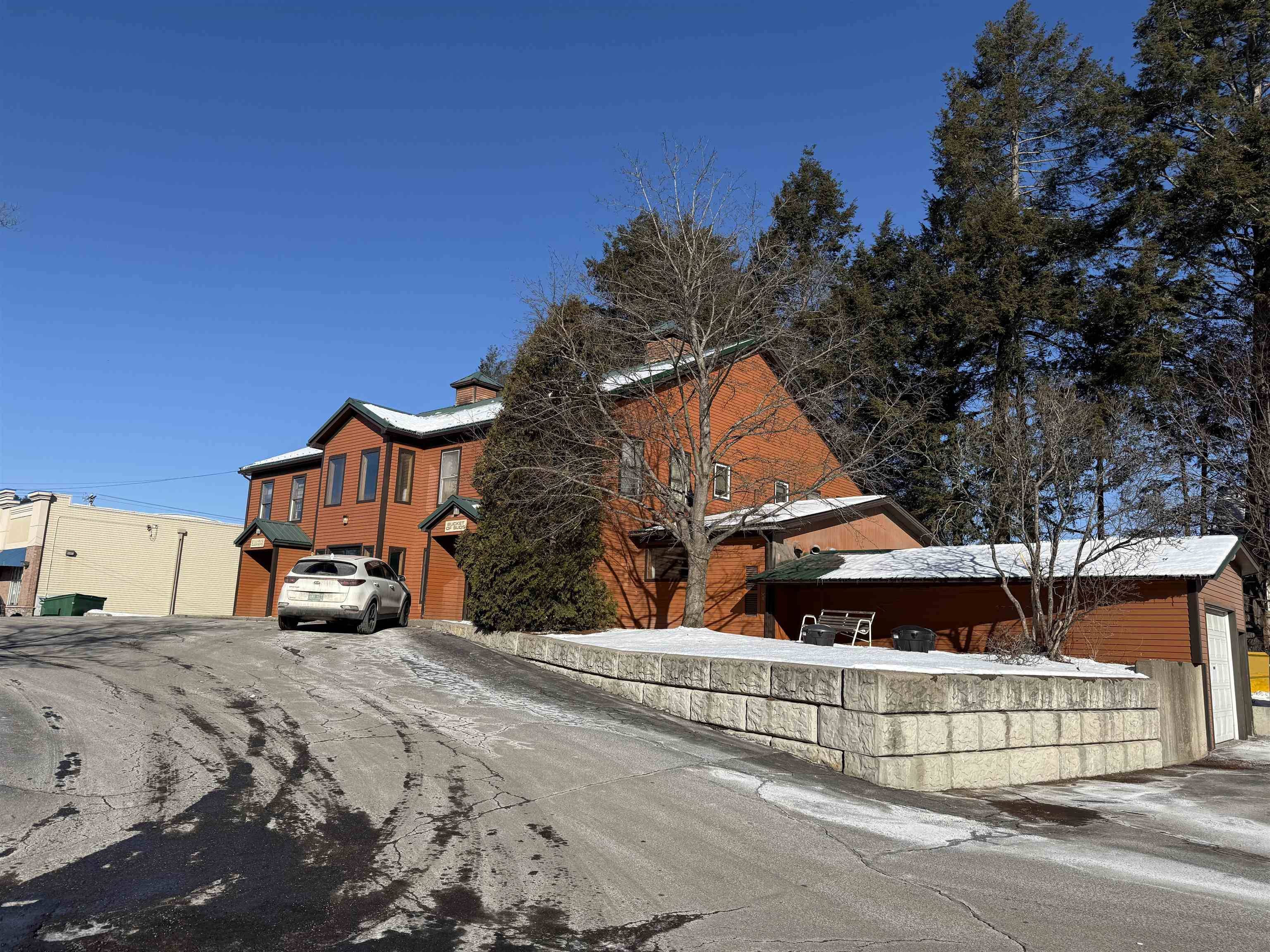 Brattleboro, VT 05301,895-929 Putney RD