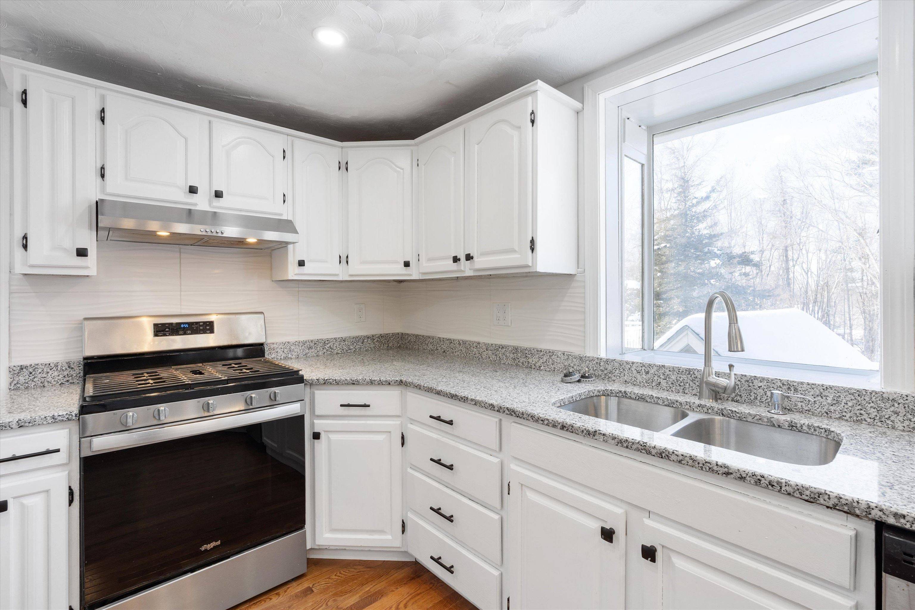 4 Hilltop DR Hudson, NH 03051
