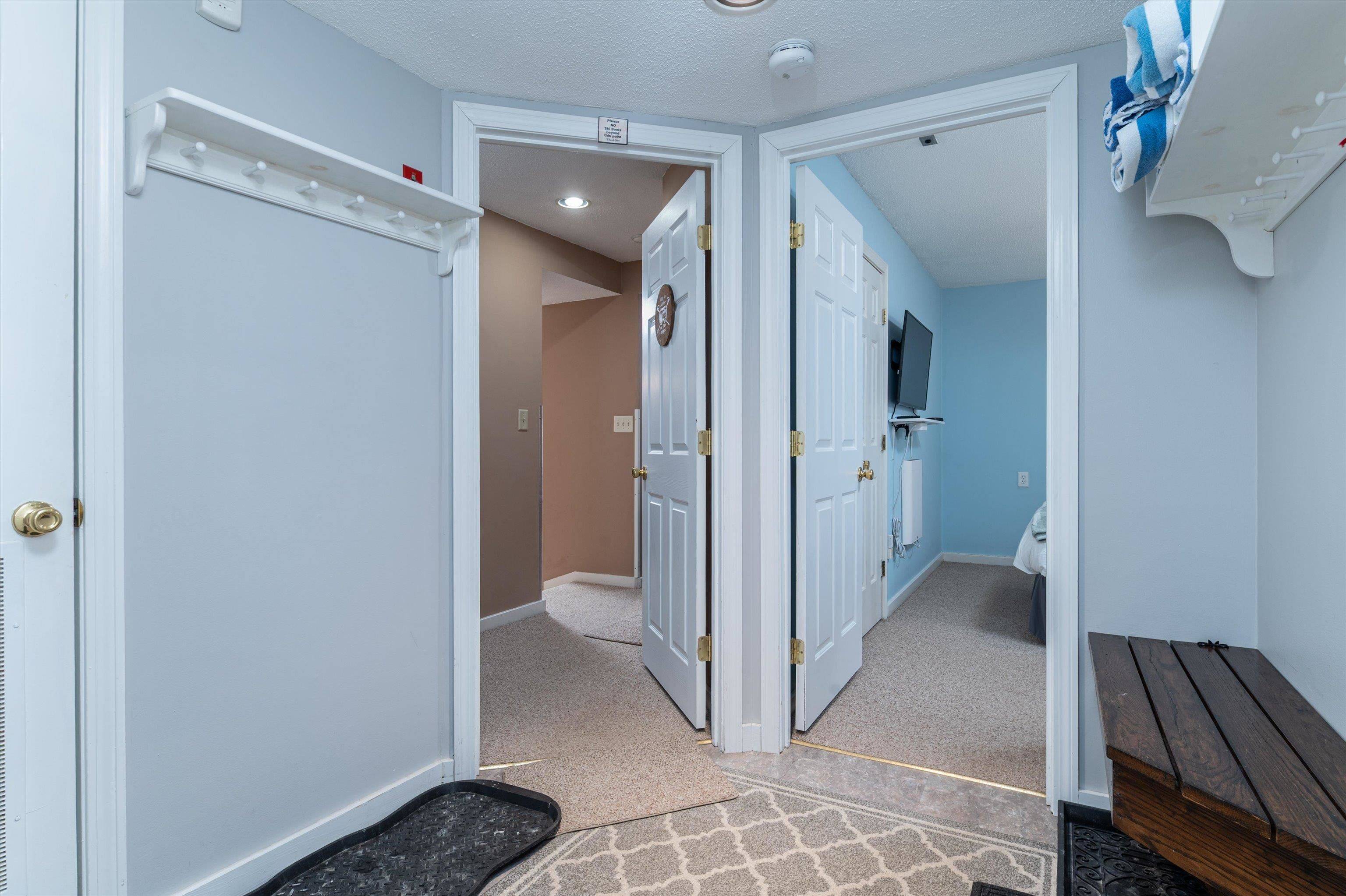 Ludlow, VT 05149,19 White LOOP #A103
