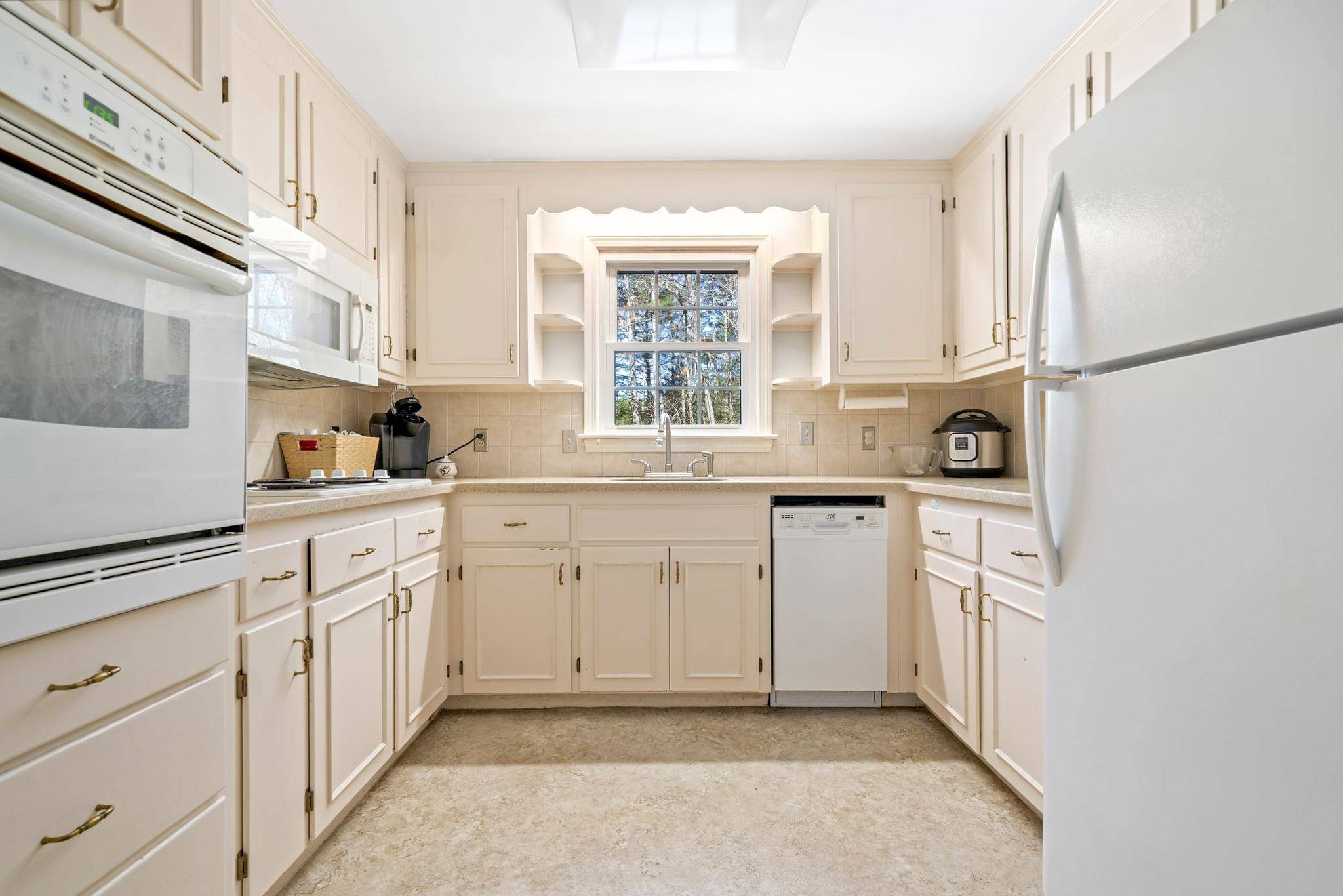 8 Pine Acres RD Amherst, NH 03031