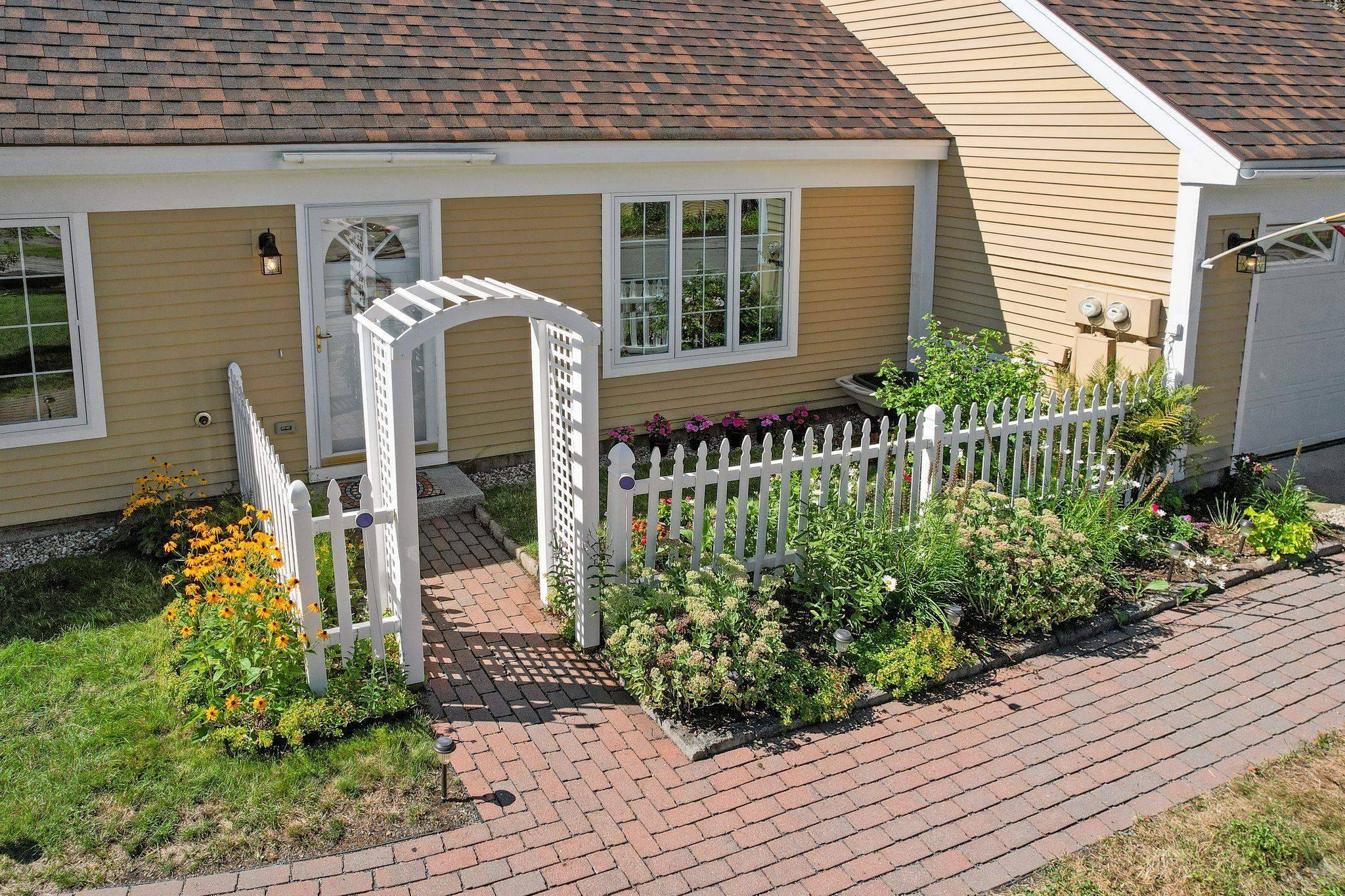 Laconia, NH 03246,69 Garden CIR #69