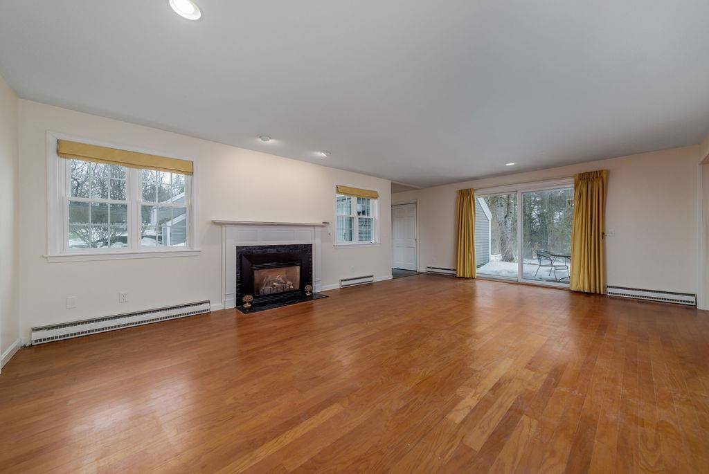 New London, NH 03257,21 Hilltop PL