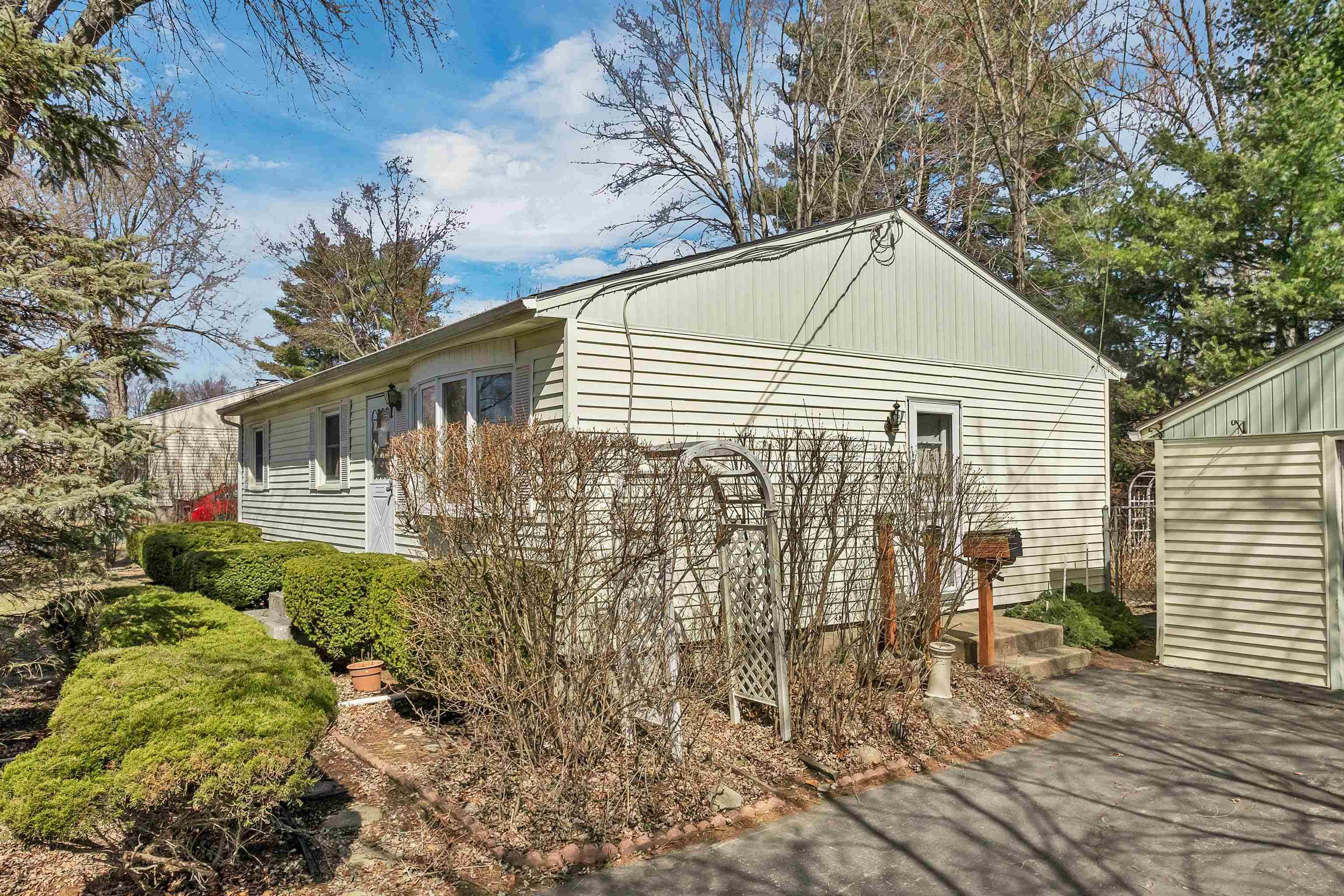 Manchester, NH 03103,70 Lois ST