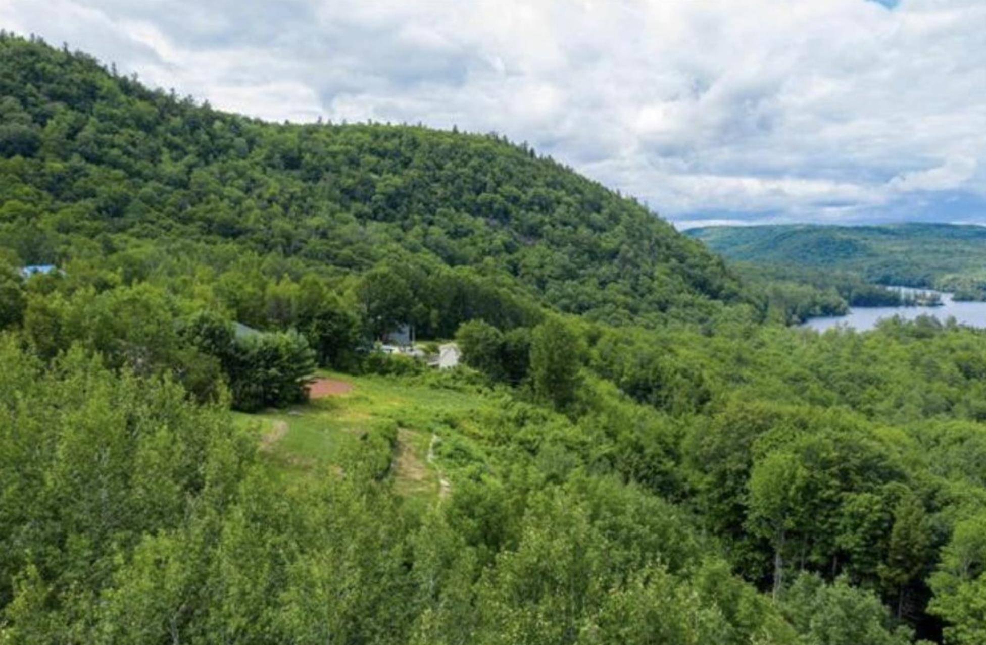 New Hampton, NH 03256,9 Mast LN