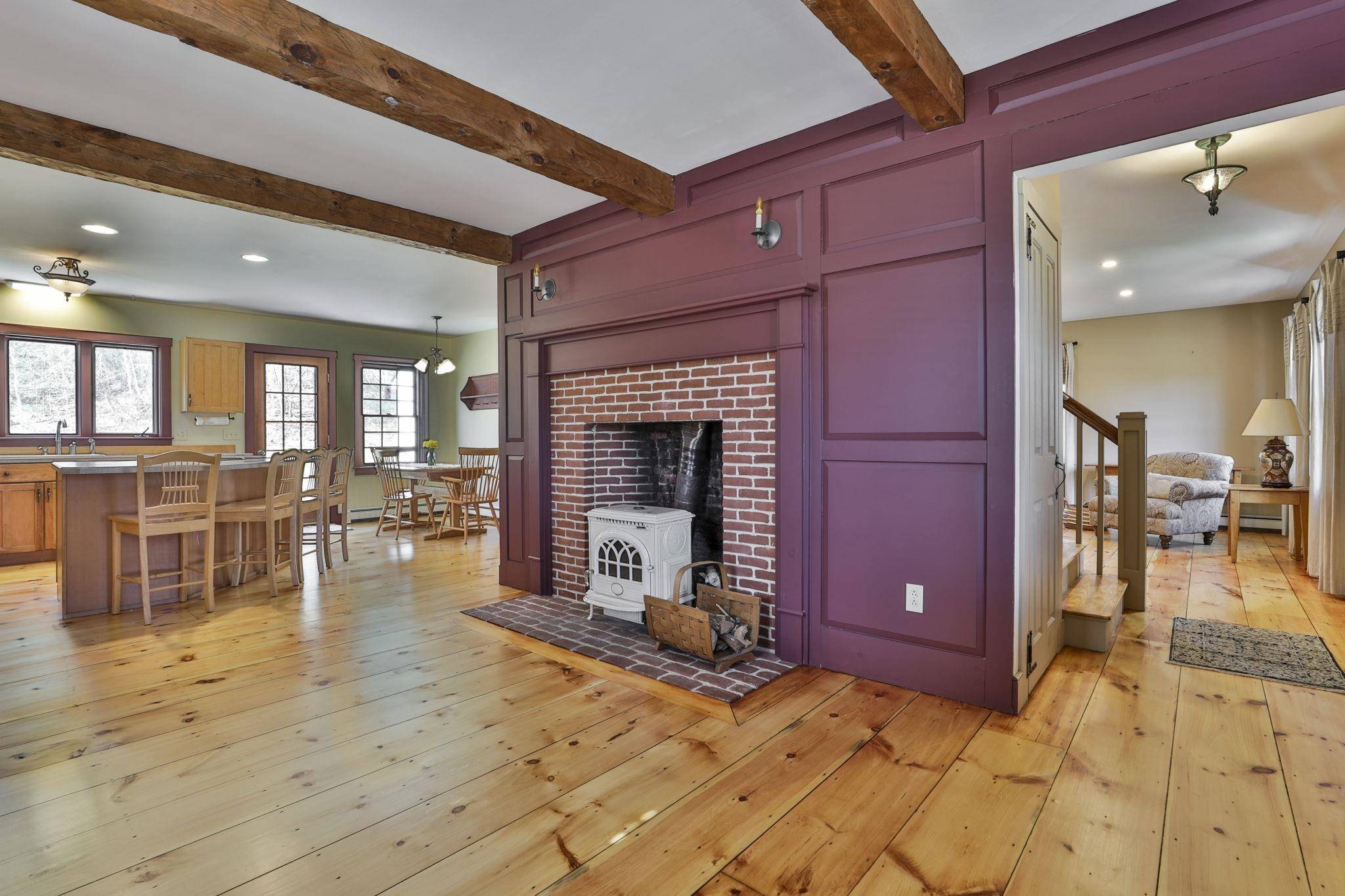 New Boston, NH 03070,189 Carriage RD