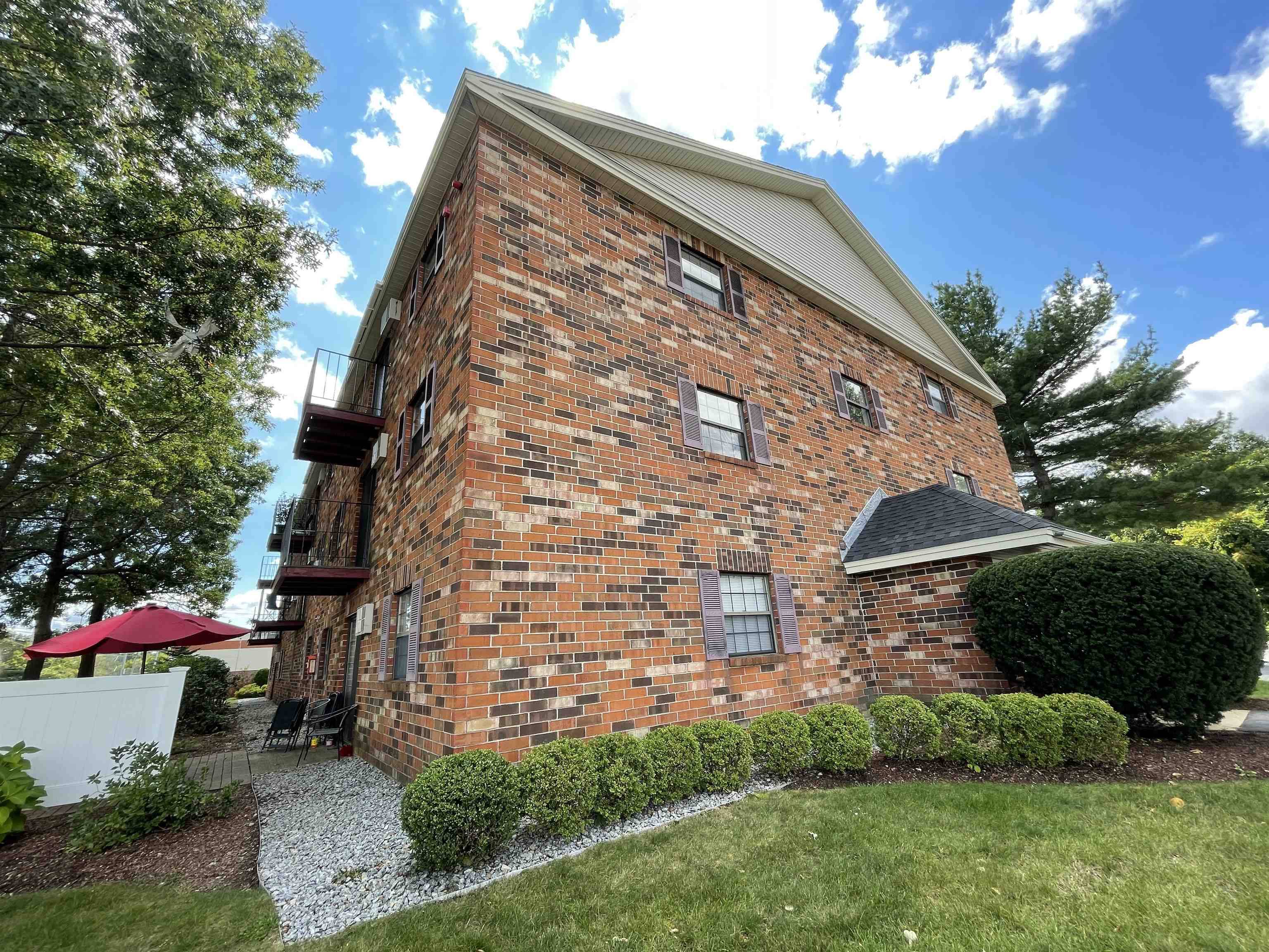 Derry, NH 03038,11 Railroad AVE #13