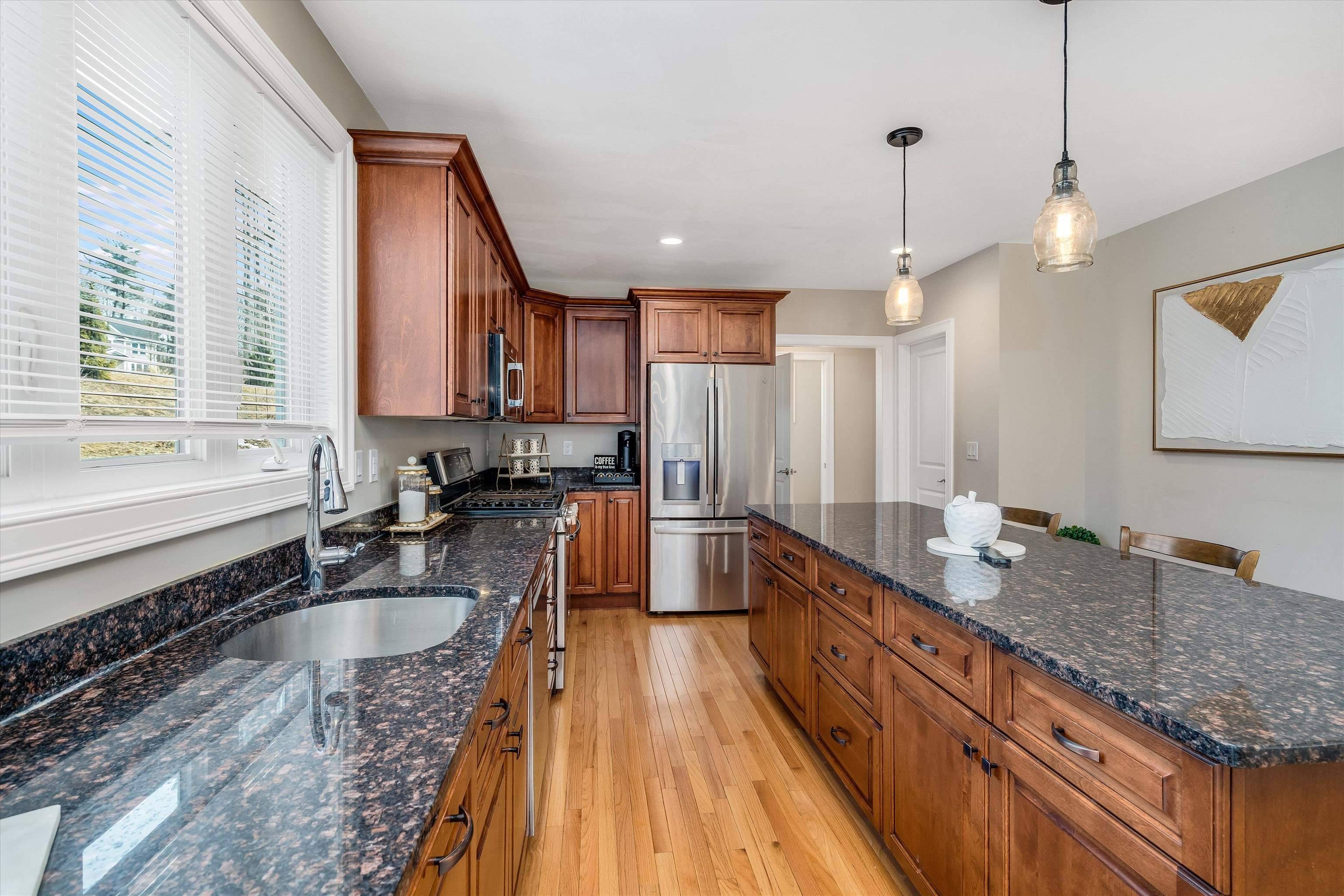 18 Scenic DR Manchester, NH 03104