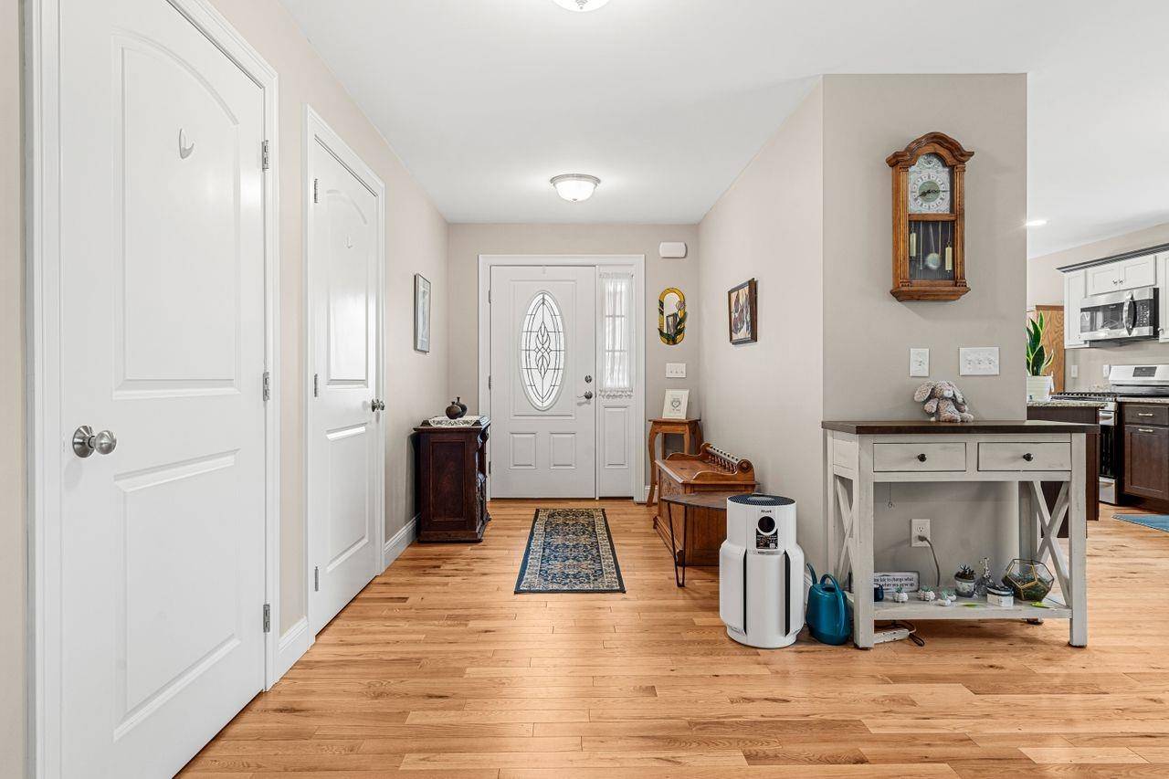 Hooksett, NH 03106,8 Strawberry LN