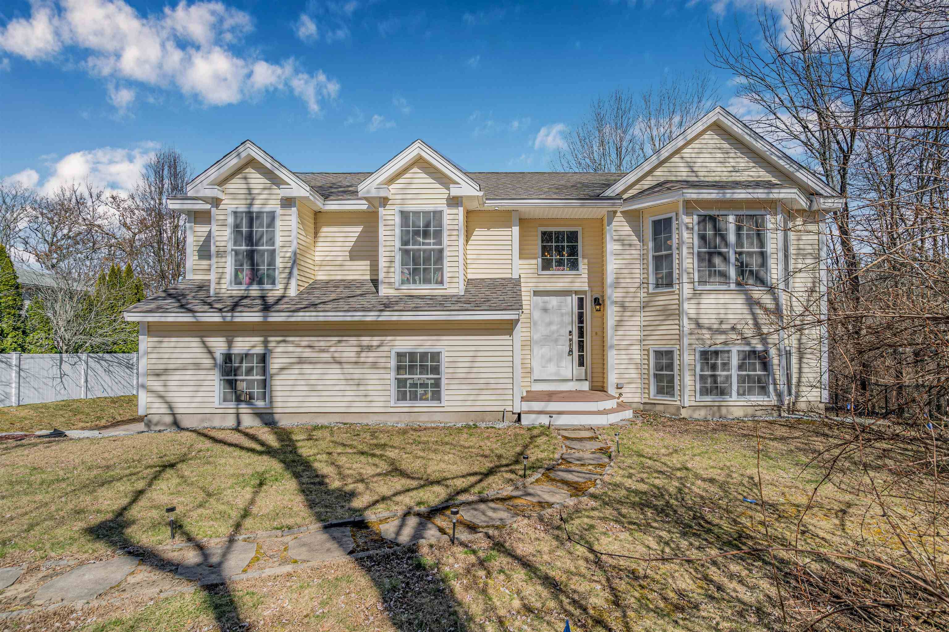 Hooksett, NH 03106,52 Whitehall RD