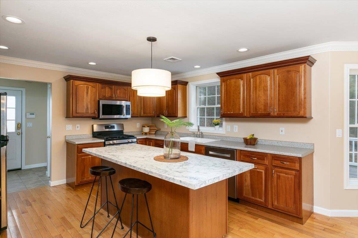 Auburn, NH 03032,122 Forest DR