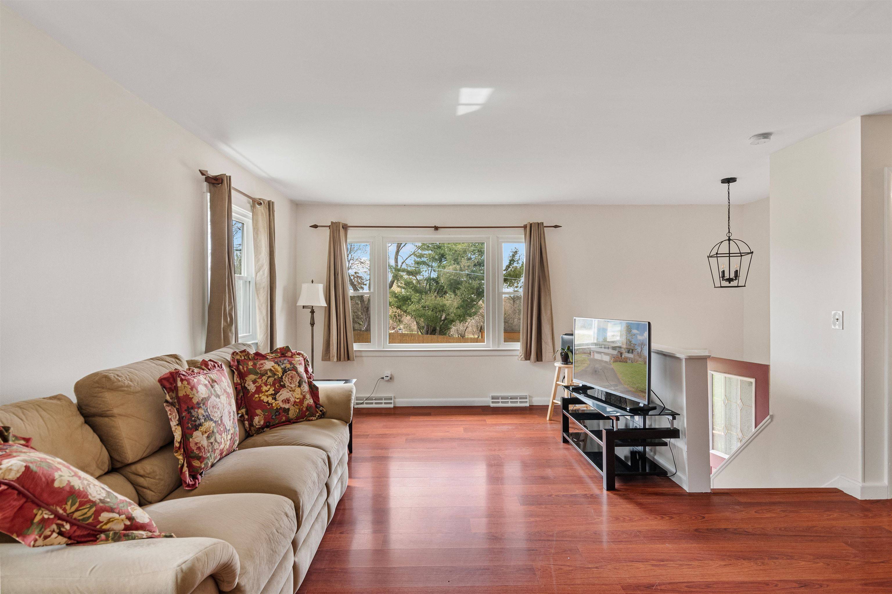 Williston, VT 05495,122 Sharon DR