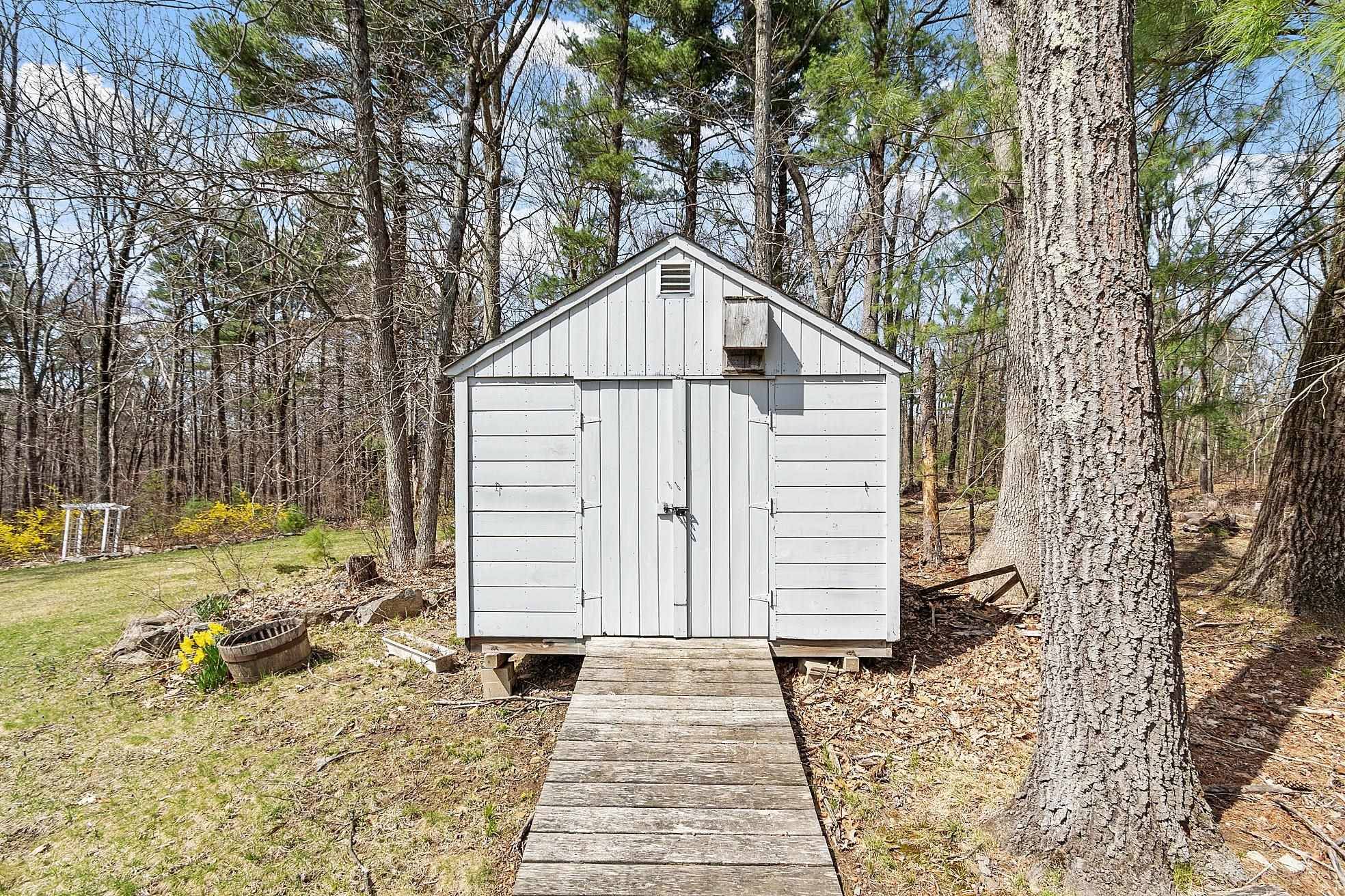 Derry, NH 03038,13 Brier LN