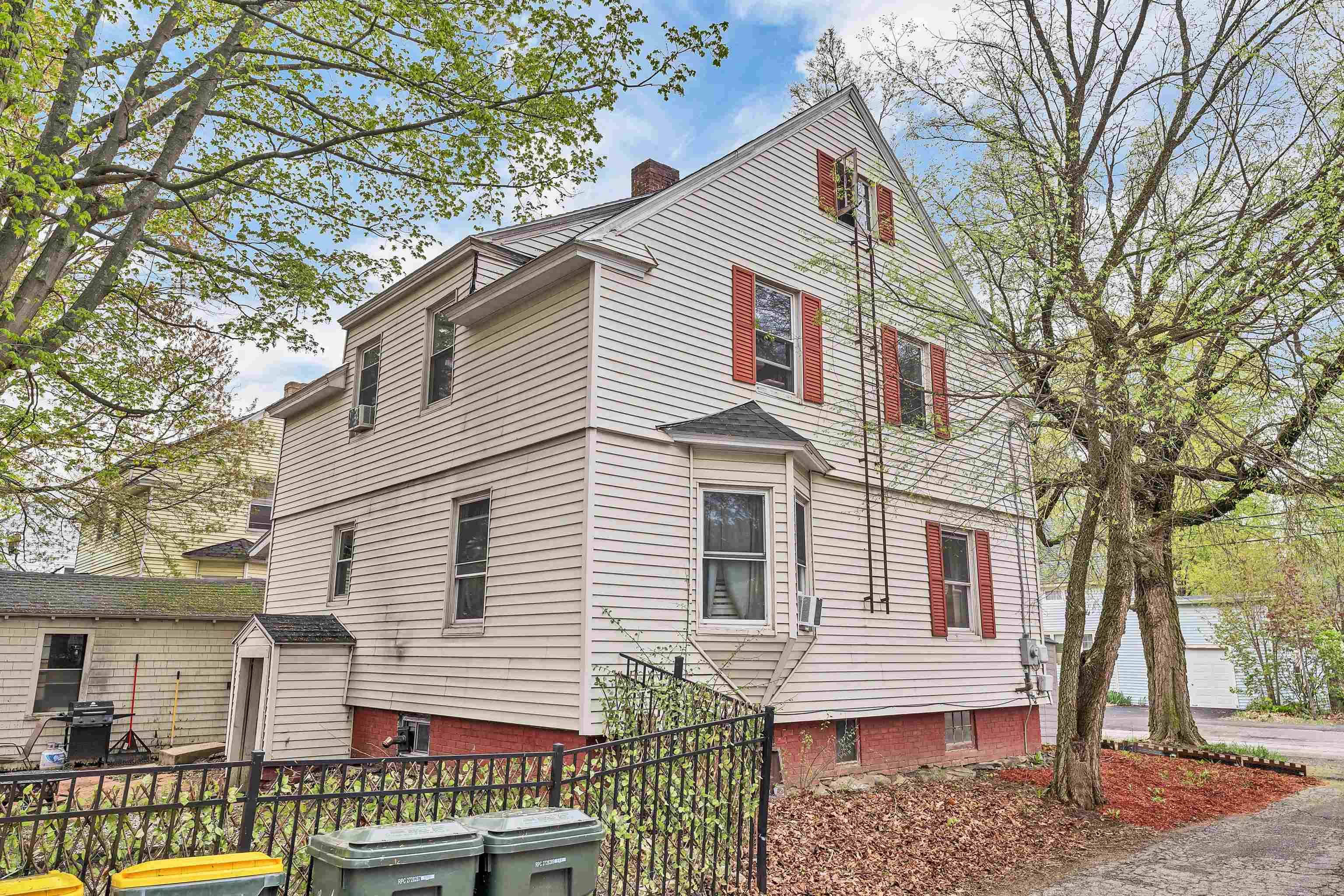 Laconia, NH 03246,82 Webster ST