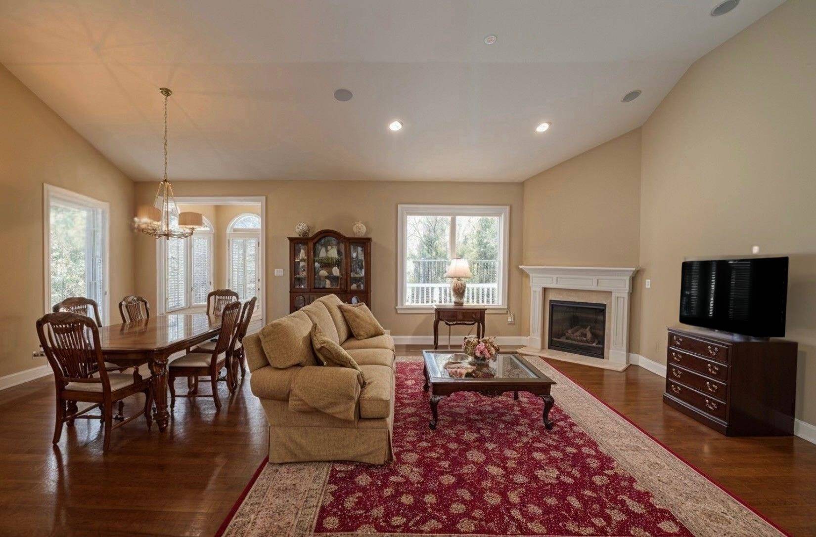 Londonderry, NH 03053,8 Church LN