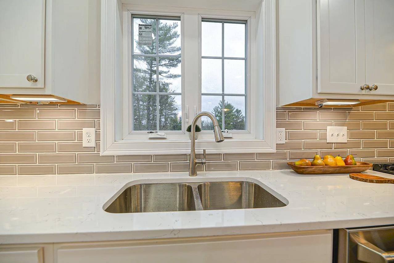 Hollis, NH 03049,445 Silver Lake RD
