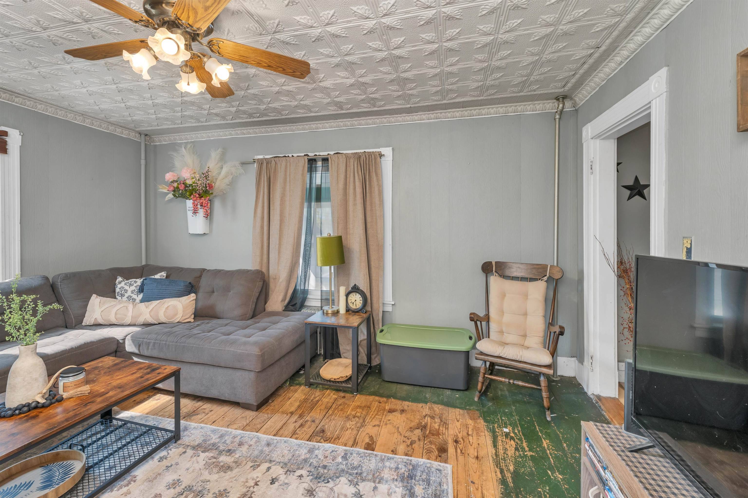 Laconia, NH 03246,36 Dixon ST