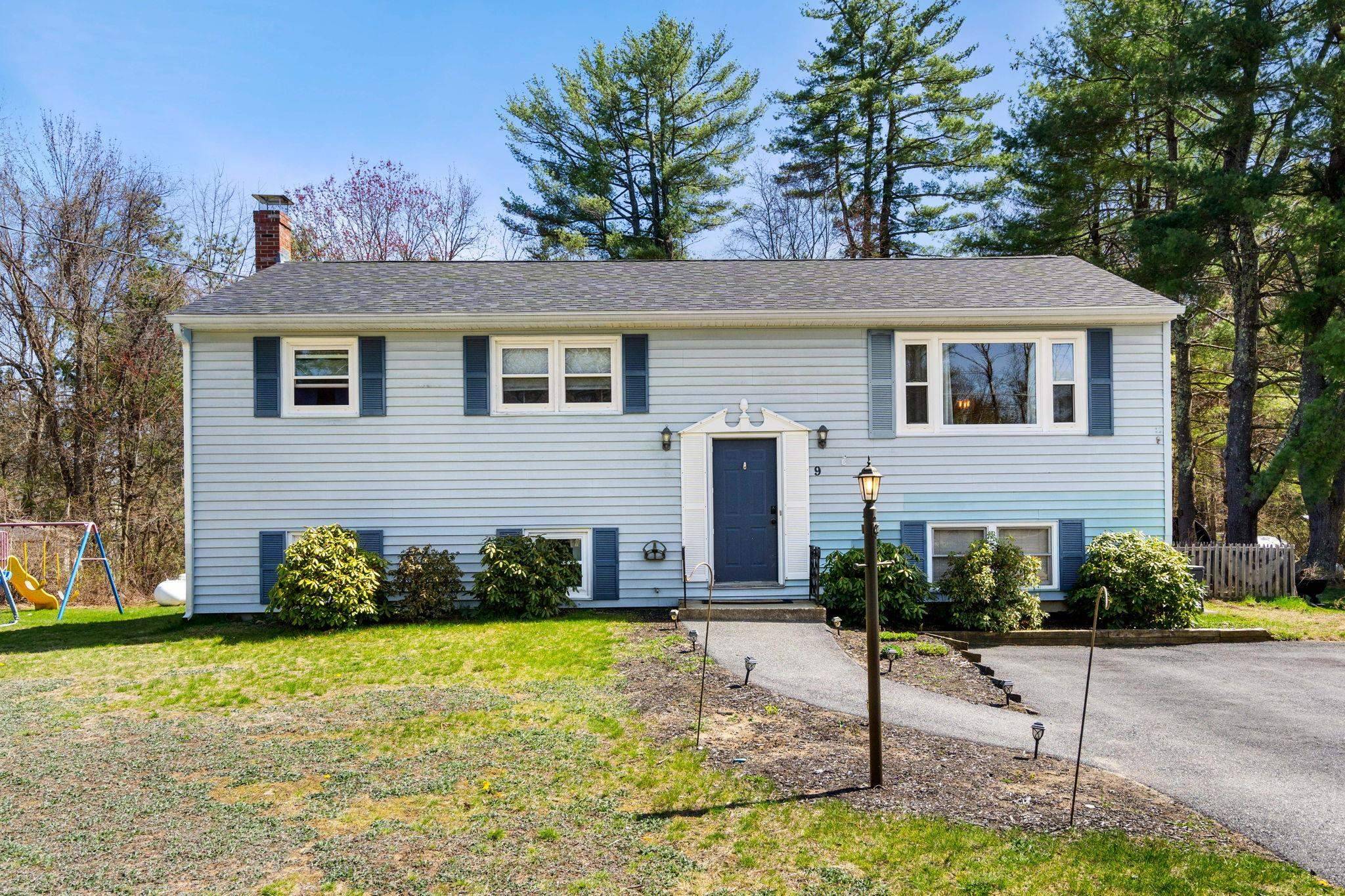 Merrimack, NH 03054,9 Carriage LN