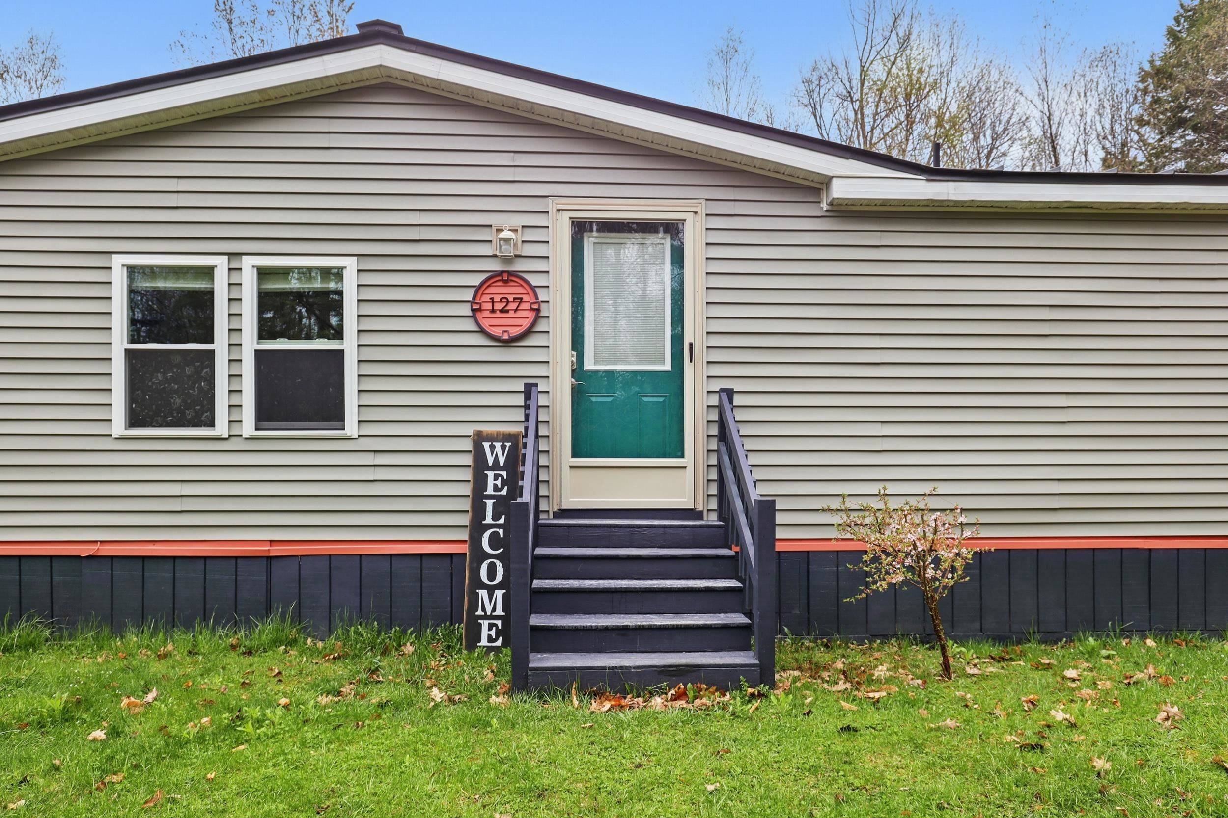 Henniker, NH 03242,127 Peasley RD