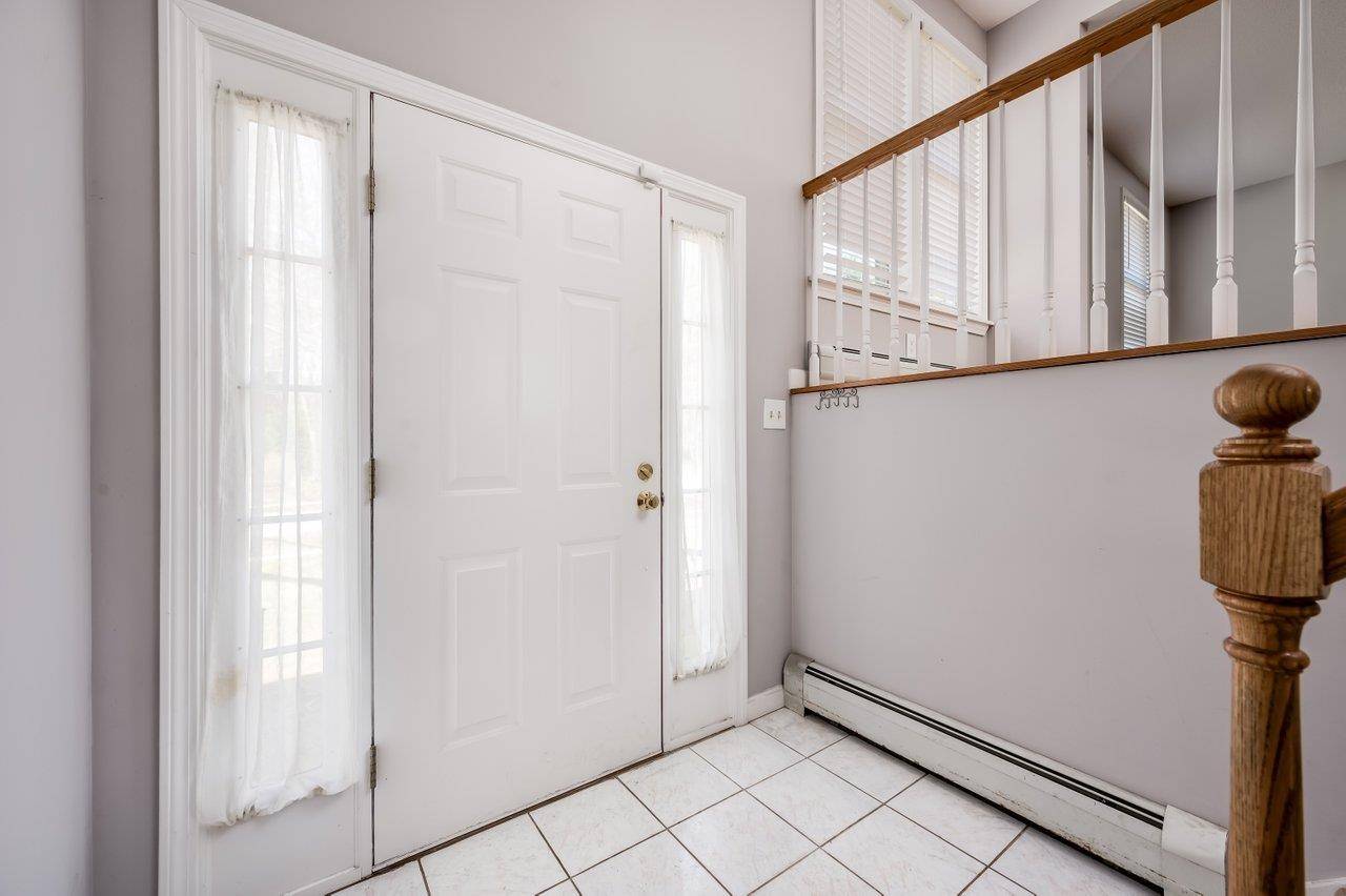 Rochester, NH 03867,16 Meadow LN