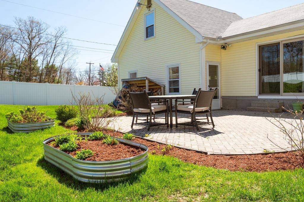 438 Manchester RD Auburn, NH 03032