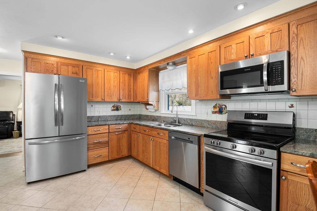 438 Manchester RD Auburn, NH 03032