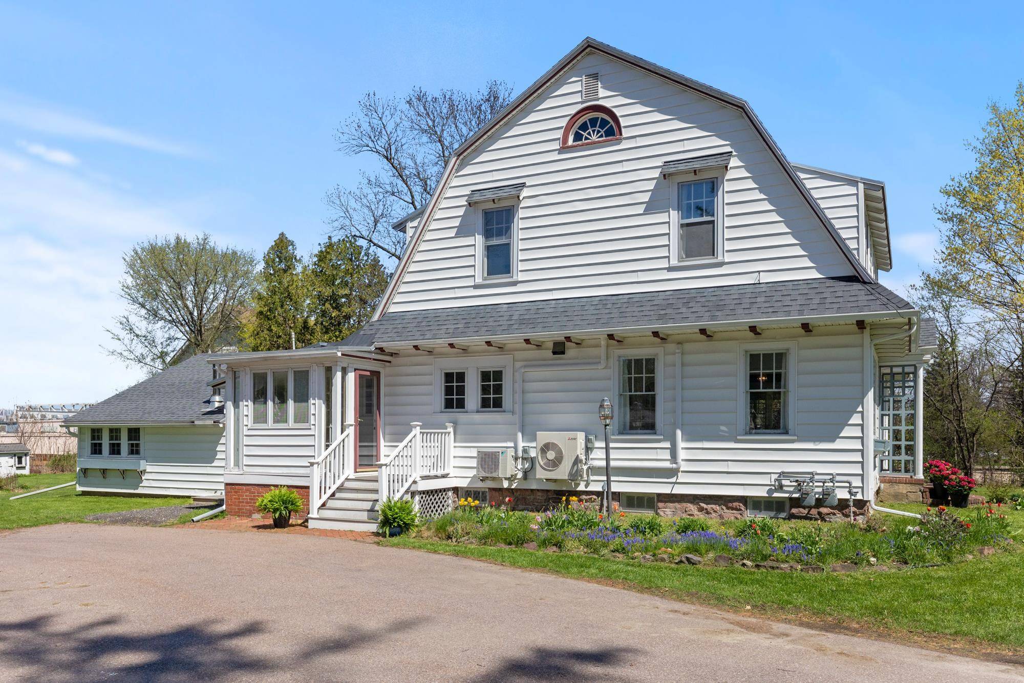 Shelburne, VT 05482,5166 Shelburne RD