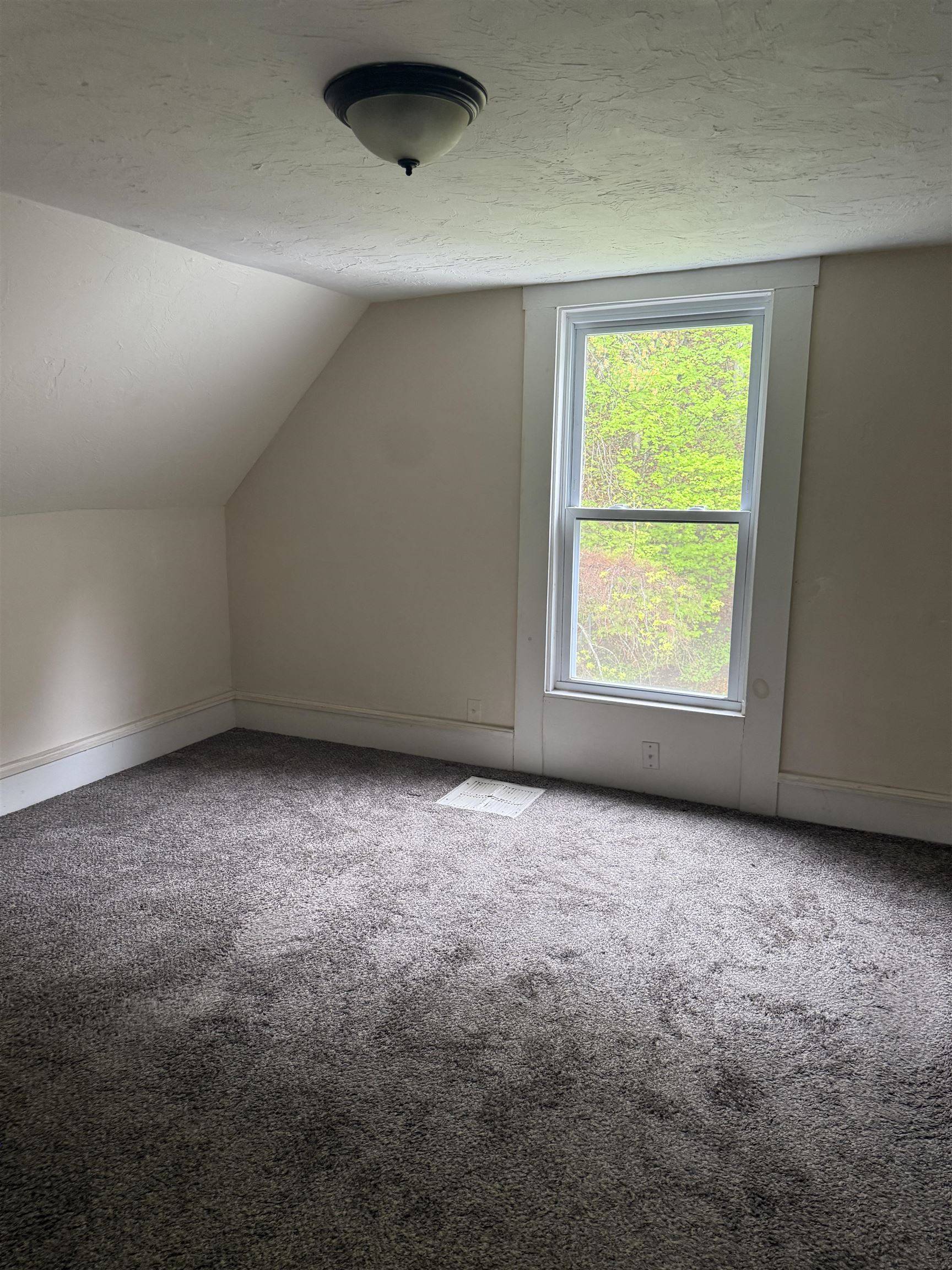 Franklin, NH 03235,156 W Bow ST #2