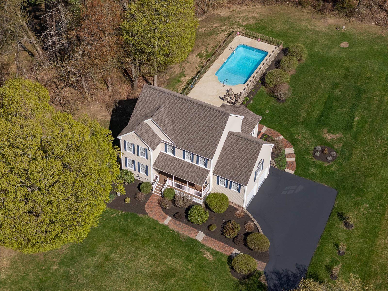 Stratham, NH 03885,8 Autumn LN