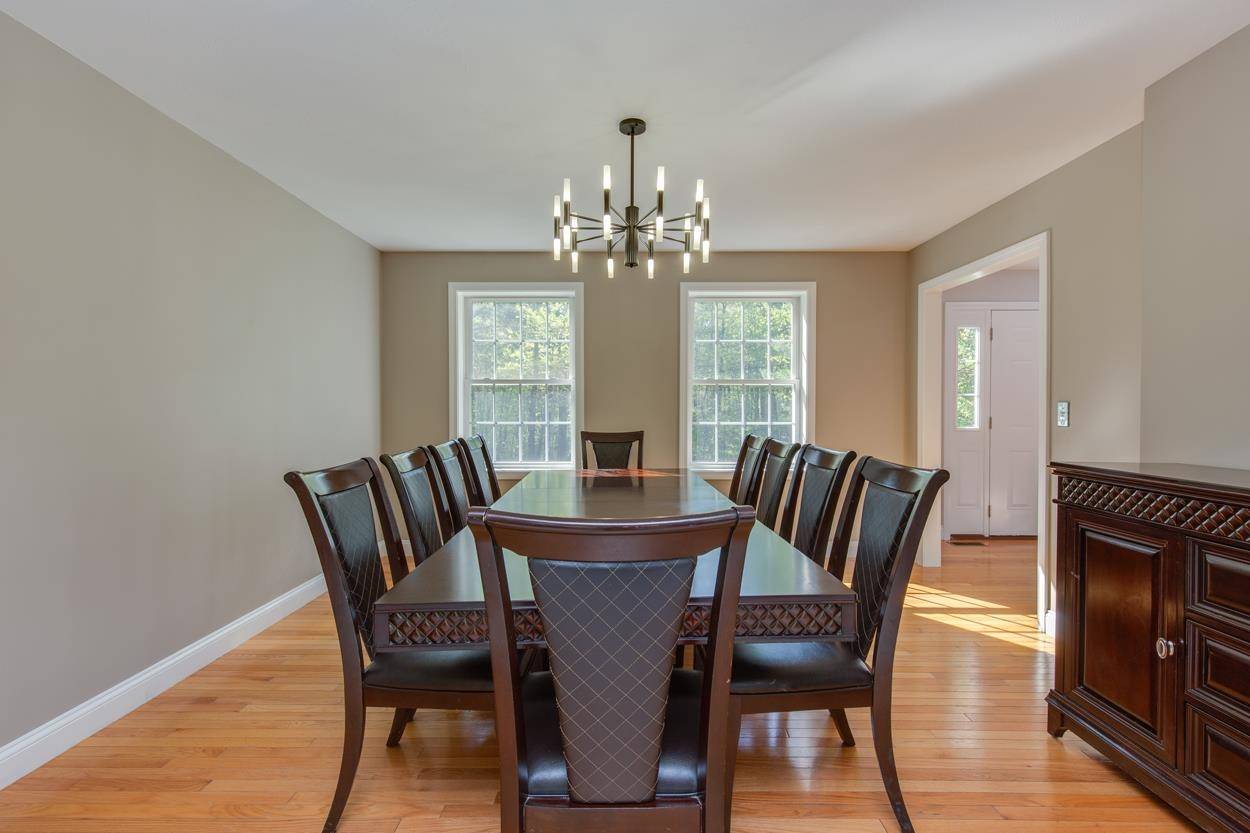 24 Robinson LN Pelham, NH 03076