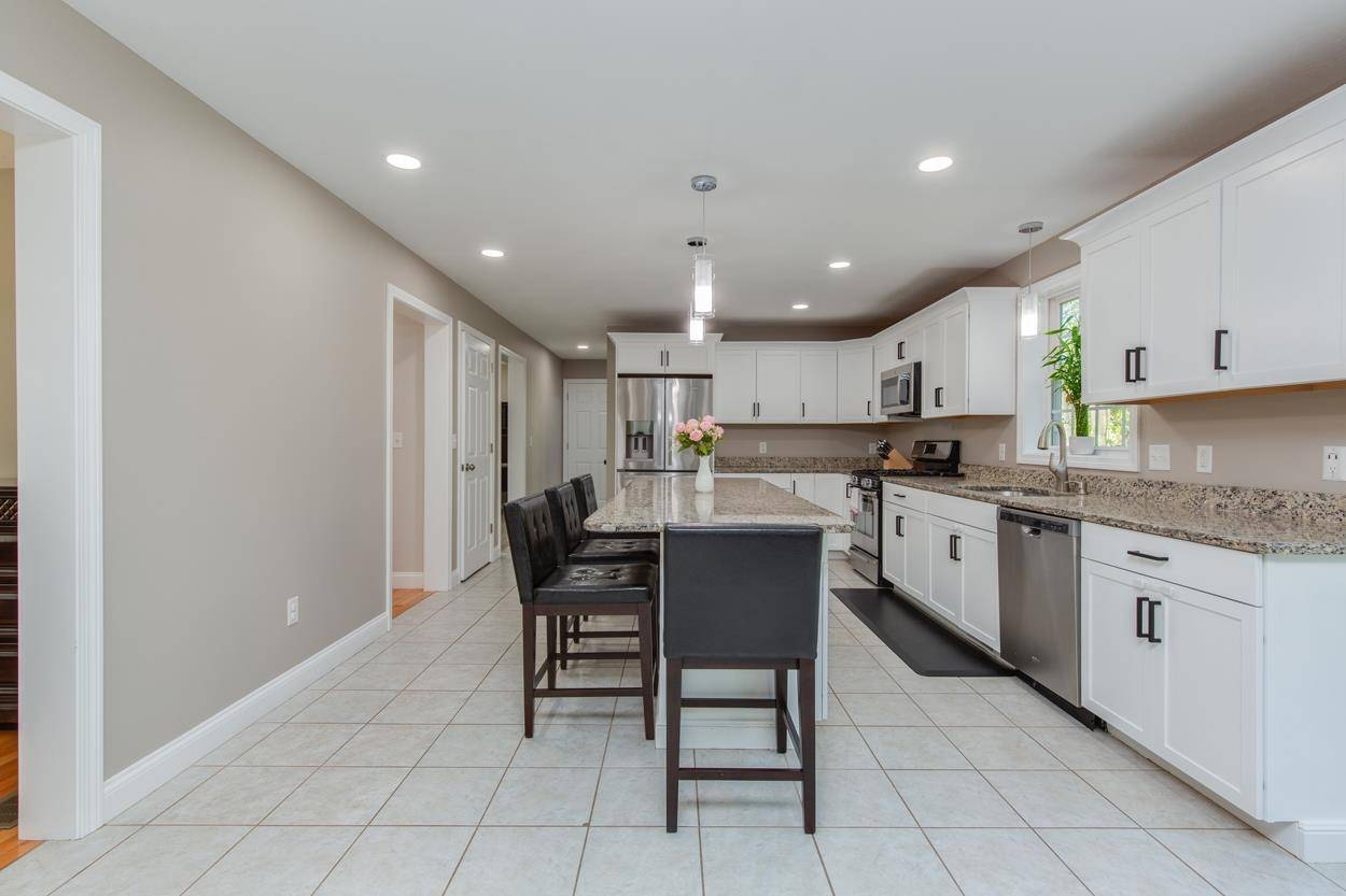24 Robinson LN Pelham, NH 03076