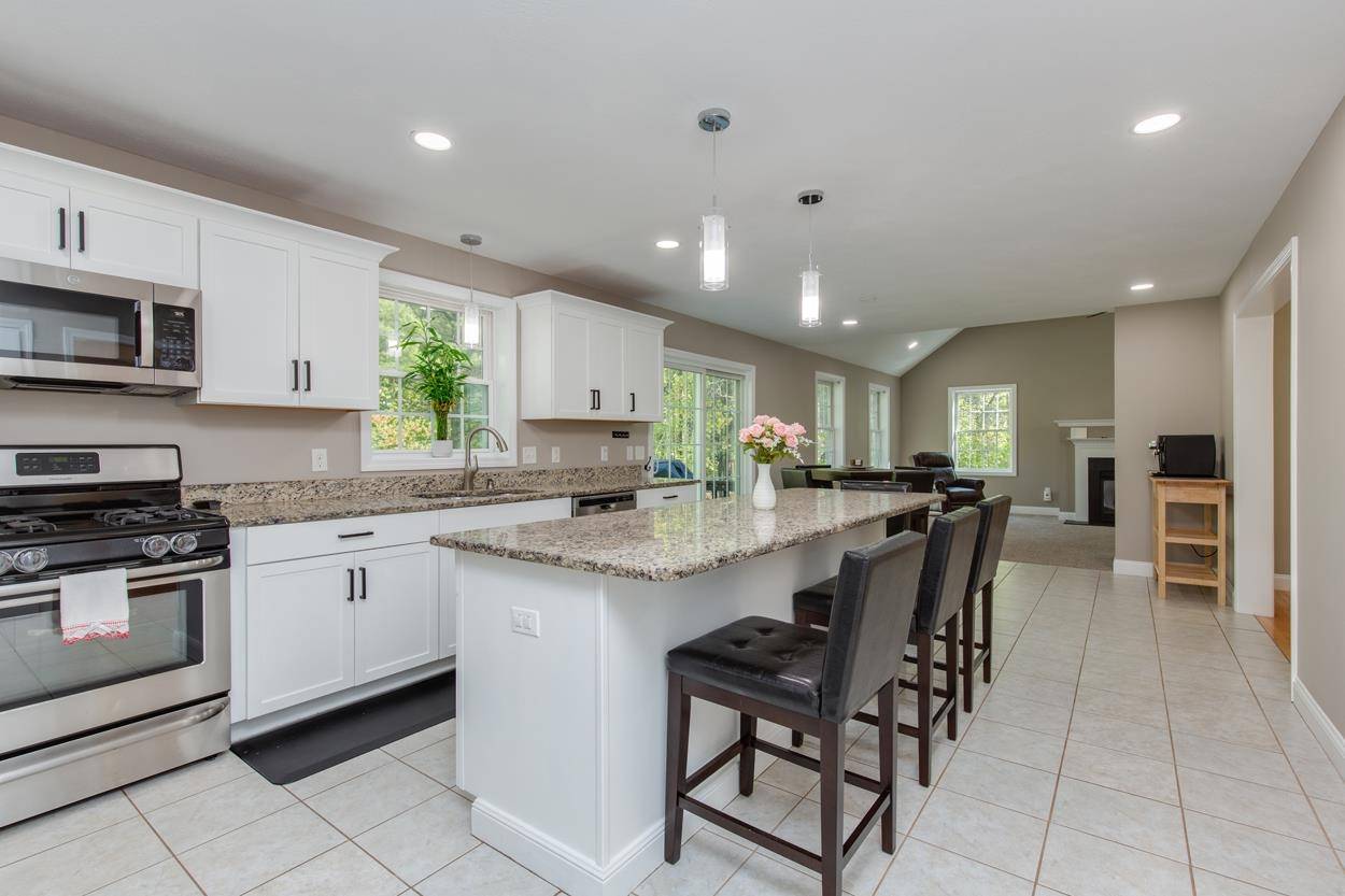 24 Robinson LN Pelham, NH 03076