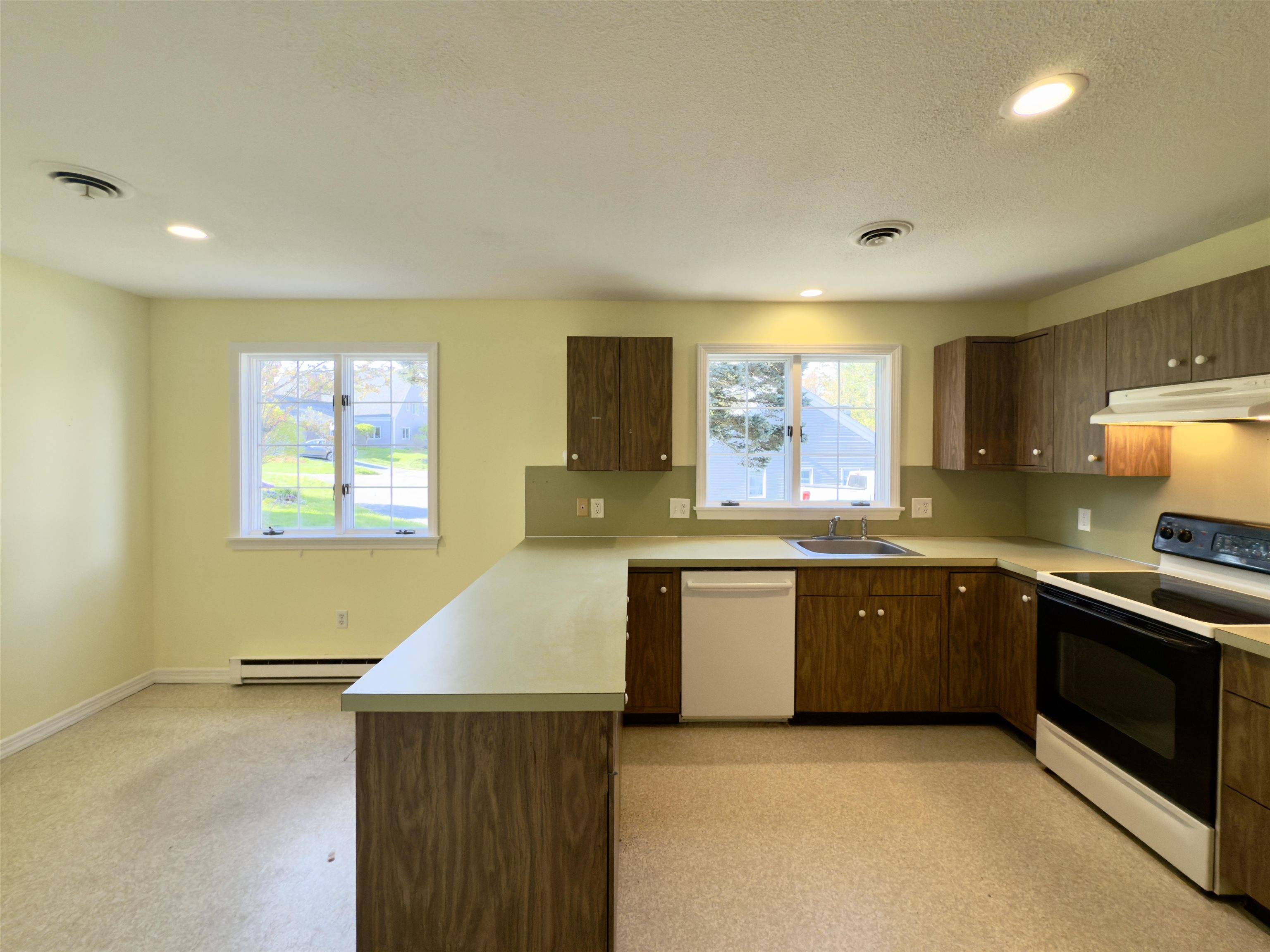 New London, NH 03257,136 Hilltop PL
