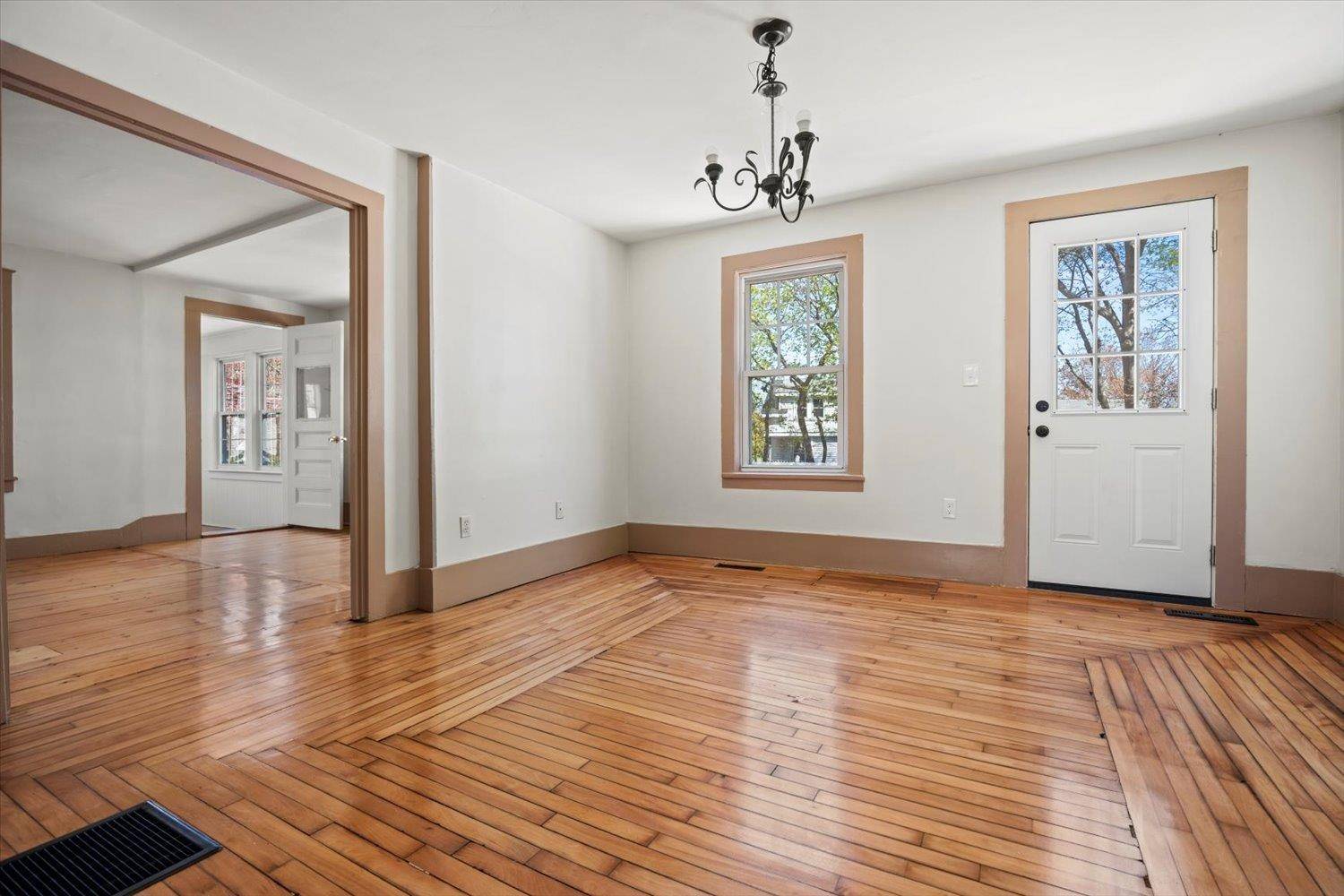 Seabrook, NH 03874,74 Washington ST