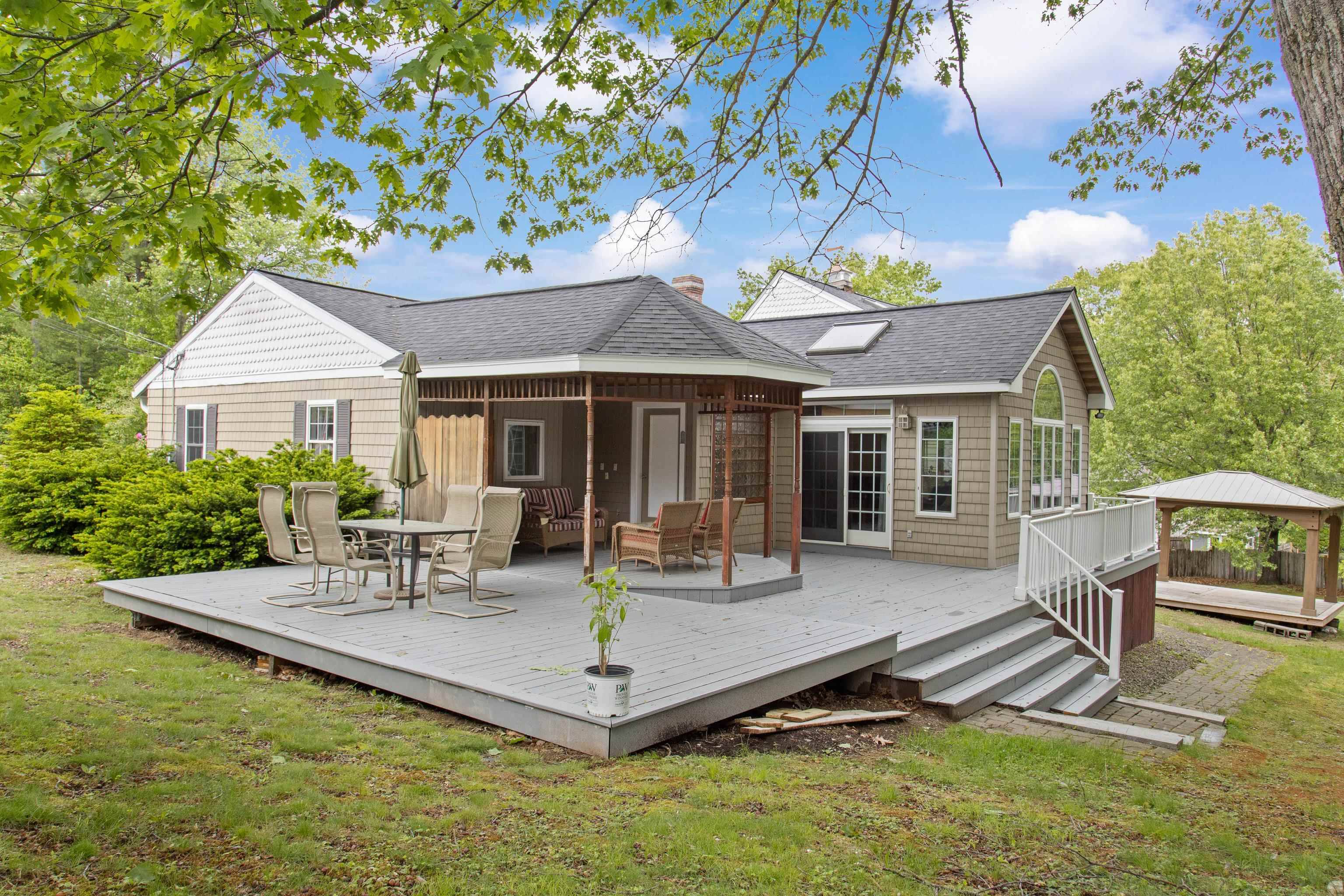 Nashua, NH 03063,10 Hunters LN