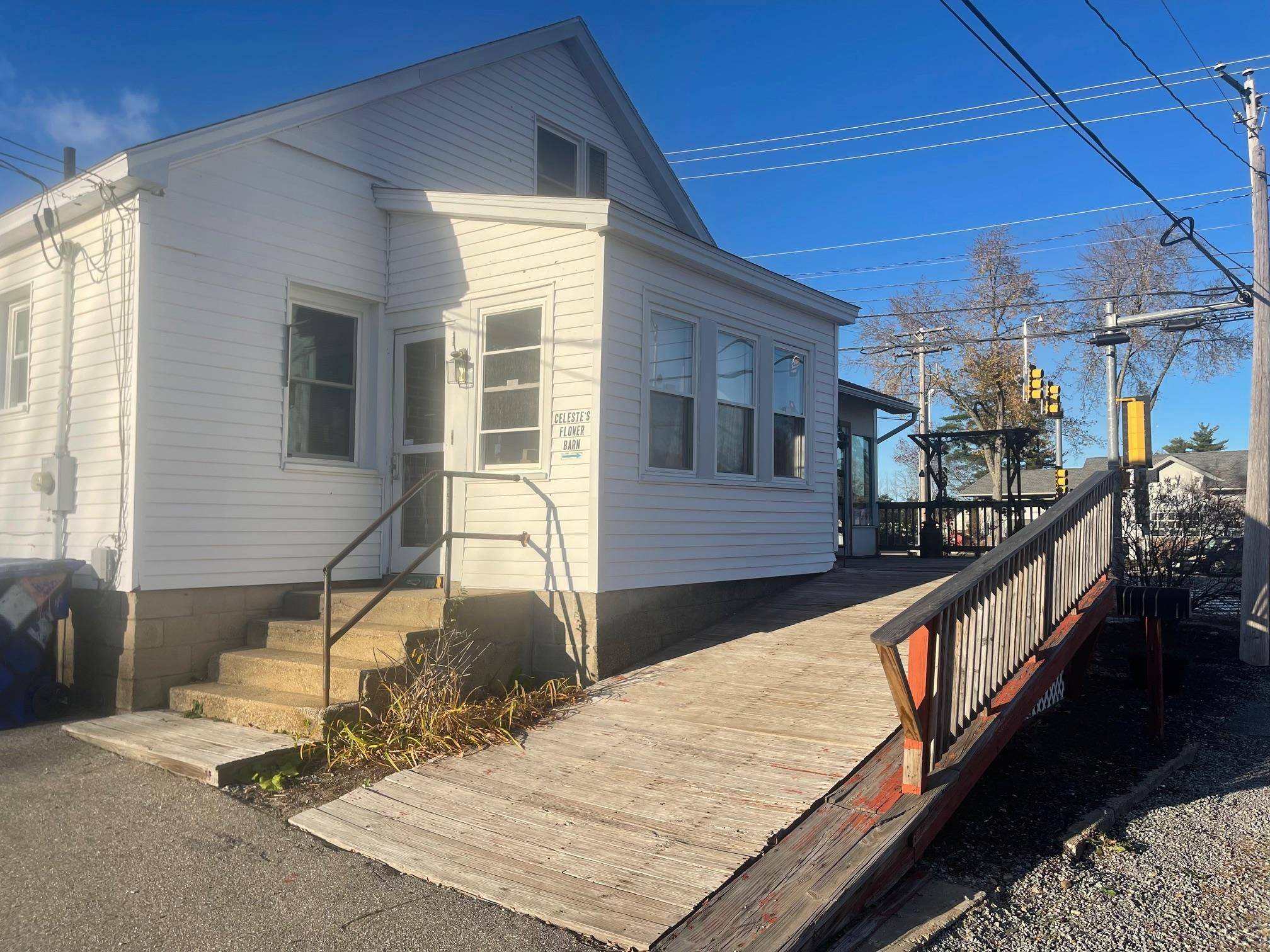 Goffstown, NH 03045,580 Mast RD