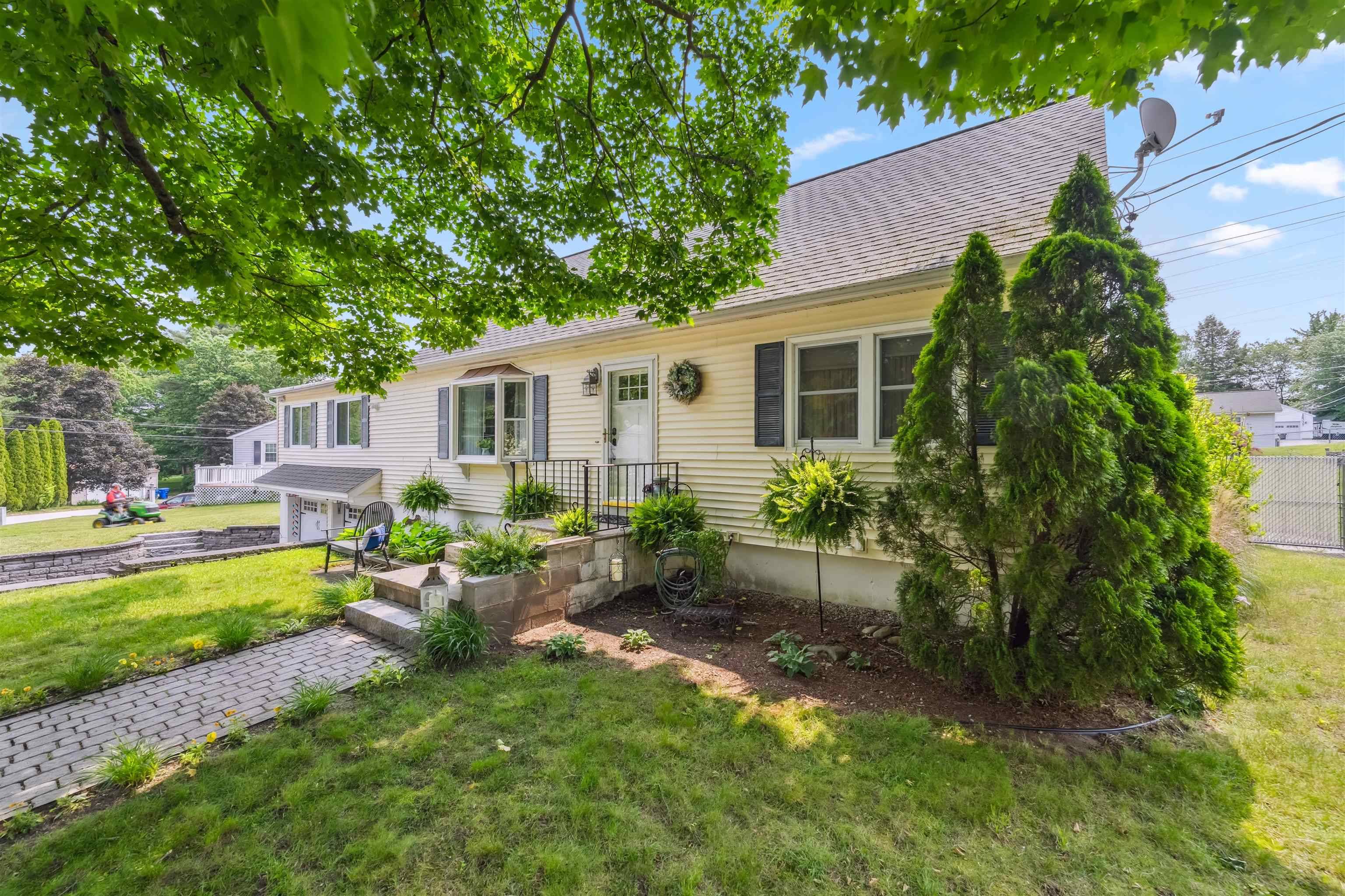 Hudson, NH 03051,6 Sunrise DR