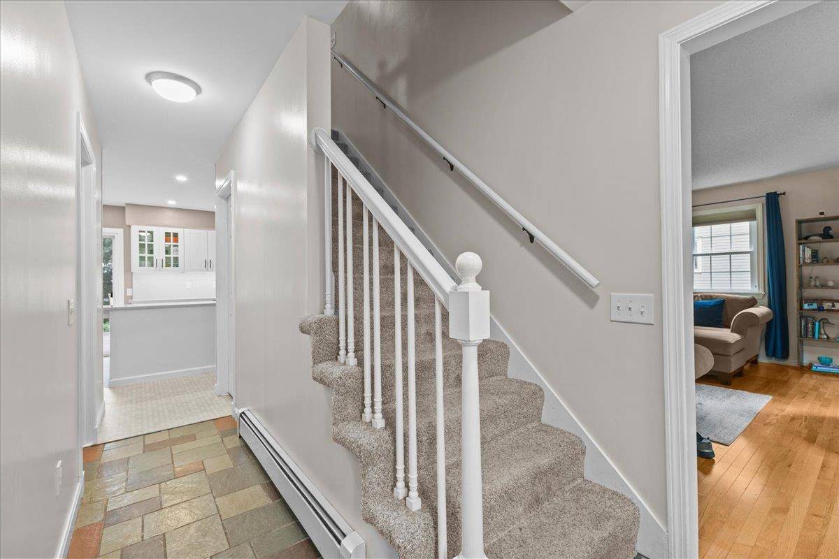 Shelburne, VT 05482,77 Maplewood DR