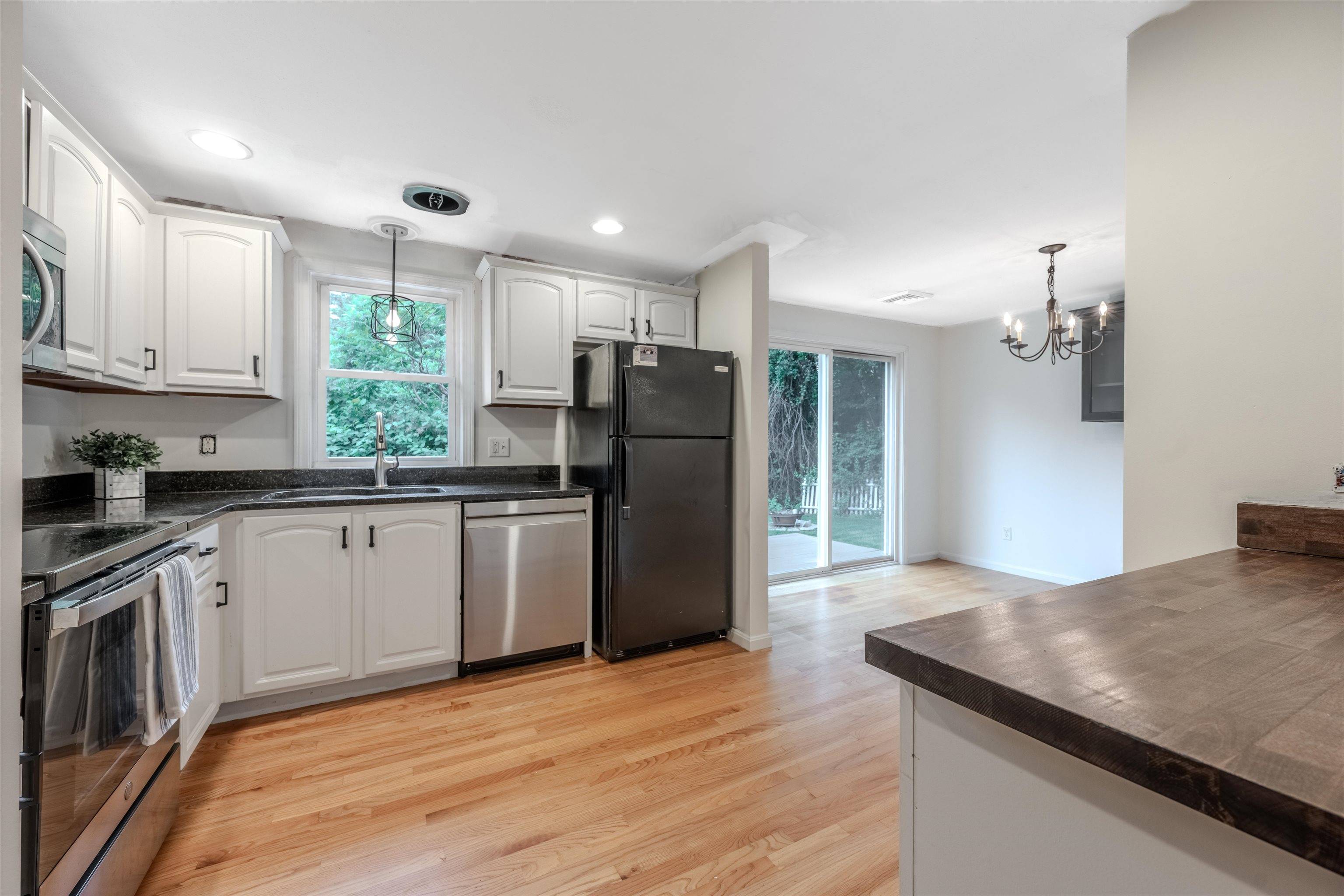 Derry, NH 03038,8 Overledge DR