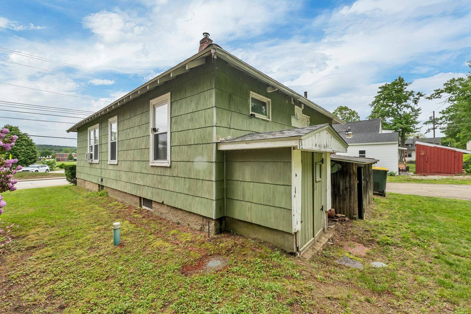 Laconia, NH 03246,906 North Main ST